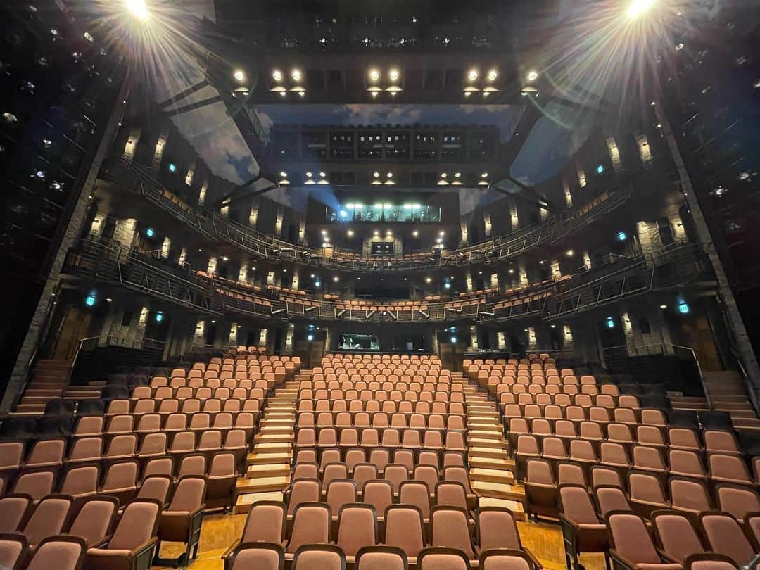 島田彩さんのインスタグラム写真 - (島田彩Instagram)「🎨 #ミュージカルカラフル 無事東京千秋楽を迎えることができました。連日劇場にお越しくださった皆様、ご声援くださった皆様、ありがとうございました😊  はじめましての世田谷パブリックシアターは演劇の神様にものすごく守られているようなそんな清らかさがあって、素敵な仲間と作品づくりをしていくうえで後ろから背中をぐんと押してくれるような、そんな感覚がありました。またいつか世田谷パブリックシアターに立ちたいな。 なんといっても最後のシーンで作品とリンクするように広がる青空の天井が大好きだった。 そしてその下で、お客様が笑顔を浮かべてくださっているのを見るとなんだかたまらなかった。  まだまだ余韻で、体と心と脳が熱っていますが、まだまだカラフルの旅は続きます。 毎日、変わっていくカラフルの景色。どんな景色に出会えるのか楽しみで仕方ない。  兵庫、水戸、春日井で、お待ちしております。  そいや、私の名前。漢字の「彩」の意味を外国の方に説明する時、「カラフル」って言ってたなぁとニヤリ。  #世田谷パブリックシアター」8月6日 19時54分 - madashimadamada