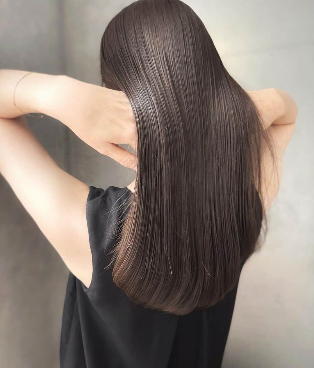 樋山俊平のインスタグラム：「𝐁𝐫𝐨𝐰𝐧𝐠𝐞🩶  #グレージュ#グレージュカラー#ベージュカラー#ブラウンカラー#レイヤーカット#艶髪#髪質改善#美髪#ロングヘア#ミディアムヘア#韓国ヘア#髪質改善トリートメント#韓国コスメ#前髪カット#小顔カット#ブリーチなし#暗髪カラー#くびれヘア#顔周りカット」