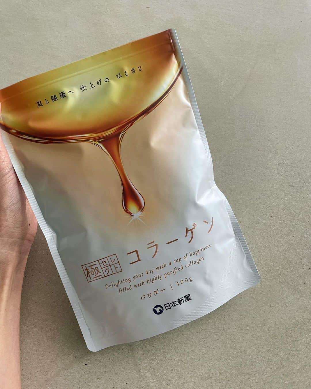 池田るりさんのインスタグラム写真 - (池田るりInstagram)「. 念願の& OIMO TOKYO CAFEの期間限定の蜜芋ほうじ茶かき氷🍧 ほうじ茶シロップと安納芋クリームが美味しかったです🥺 .  写真撮ってるとこを撮ってくれていたこの写真、自然な感じでお気に入り☺️ そして最近調子がとっても良くて、お肌にツヤ玉も。 最近飲んでいる @kiwami.select_official  のコラーゲンのおかげかも👀👏  コラーゲンってクセや臭いがあったりするけど、このコラーゲンは無味無臭だし、粒子の細かい粉末でさっと溶けるから、飲み物に混ぜても美味しく飲めるので続けられそう😆製薬会社が作ったコラーゲンで、甘味料や香料が無添加🙆‍♀️  . . . . #極セレクト #極セレクトコラーゲン #コラーゲンパウダー」8月6日 19時58分 - ruri_ikeda