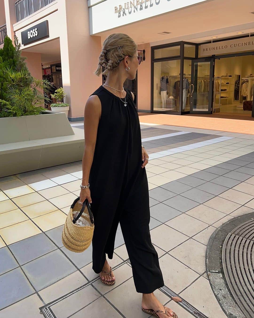 annaのインスタグラム：「.  ヘアセット2日目満喫🤫🤫  今日はアウトレット🫶 ただただ暑かった🥵 私の収穫はゼロ🫠  allinone ⋆ @coca_official_store  bag ⋆ @collex_official  shoes ⋆ @tkees   #夏コーデ#オールインワン#モノトーンコーデ#モノトーン#ブラックコーデ#ブラック#カゴバッグ#楽ちんコーデ#30題ファッション#30代コーデ#プチプラ#プチプラコーデ#高見えコーデ#158cmコーデ#骨格ナチュラル#きょこ」