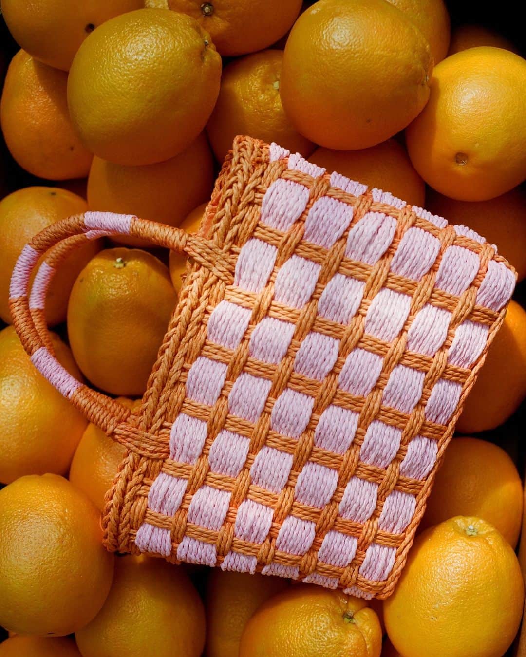 ASOSさんのインスタグラム写真 - (ASOSInstagram)「She can be a bit sour but will always hold your hand 🍊💗  Whistles natural straw mini shopper bag [127213965]」8月6日 20時00分 - asos