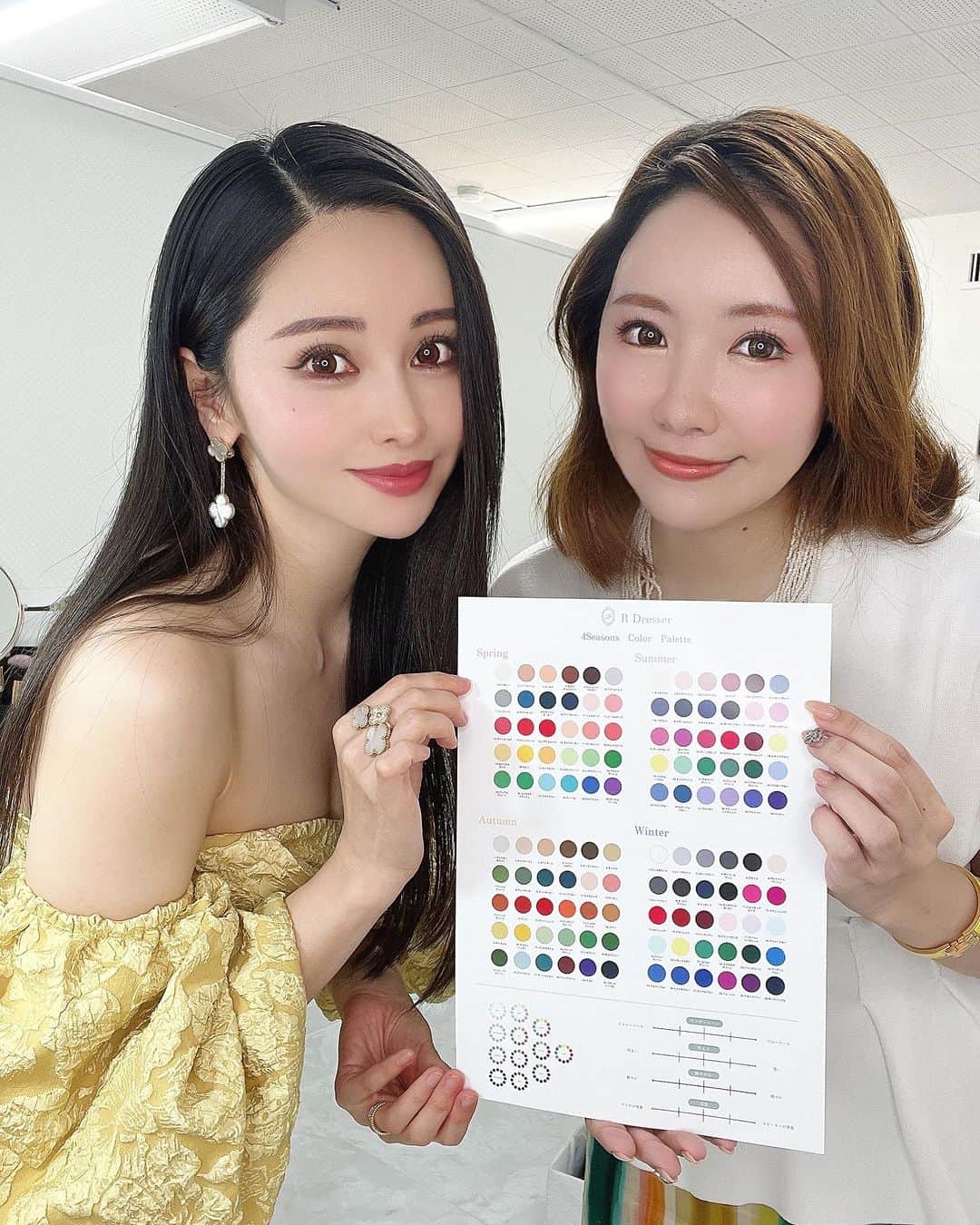のインスタグラム：「🥳🌈🌈  パーソナルカラー診断♡ @rina.ogawa1978  @r.dresser401   夫のメンズ診断の付き添いで りなさんのサロンへ♡  ある日突然 「俺もやってみたい」と。  この日はメンズ診断が得意な サイミ先生にお願いしました✨  【結果発表】  顔タイプ診断 ▷エレガント 大人顔で華やか  骨格診断 ▷ストレート 胸板厚めガッチリタイプ ウエスト・ヒップの位置高め  カラー診断 ▷ウインター パキッとした濃いカラーが似合う 淡い色だけだとボヤける  スライド3枚目▷🤣  自分を知るって楽しいですよね♡  #パーソナルカラー診断」