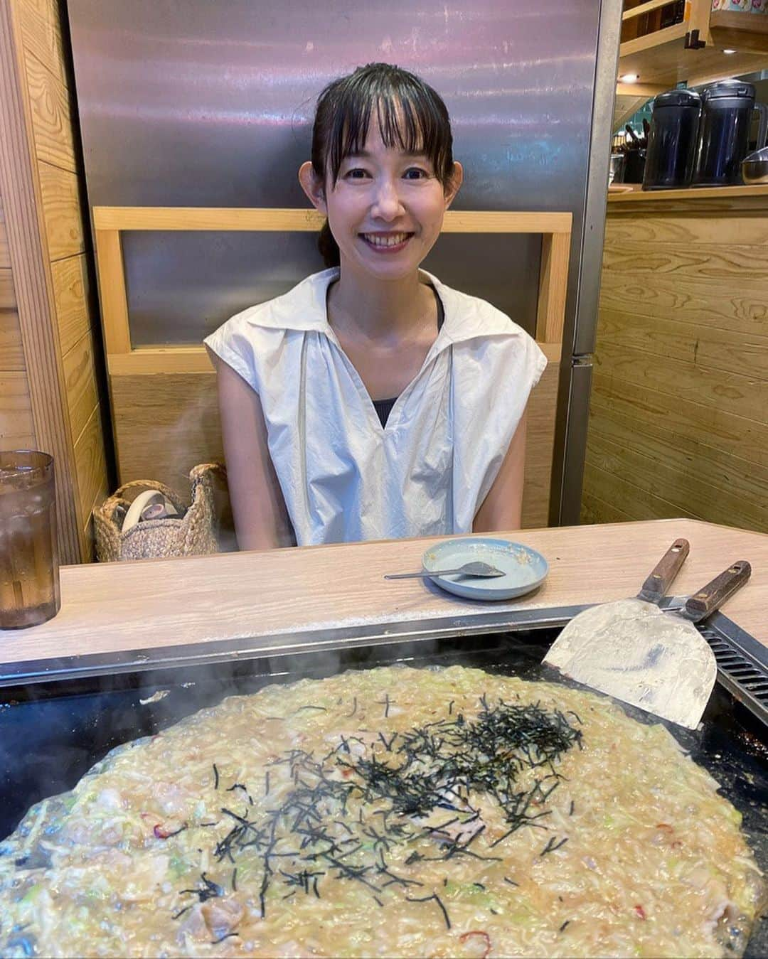 春木みさよのインスタグラム：「久しぶりに開催されたお祭りに行って来ました😃  食べたかったかき氷をゲットし 行ってみたかったもんじゃ焼き屋さんへ  もんじゃ焼きって東京に来て 大分経ってから初めて食べましたが‥  またお好み焼きとは違って 美味しいですよね〜♪  #もんじゃ焼き #明太子もちチーズもんじゃ #豚ネギ塩もんじゃ #美味しすぎでした！ #癖になります」