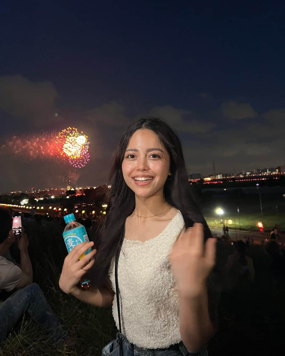 サラ・コールディさんのインスタグラム写真 - (サラ・コールディInstagram)「君がいた夏は遠い夢の中〜🎆♪ . 草の上に座ってとても近くで花火見て、夏をめっちゃ夏したって感じですごく夏だった。🤷🏻‍♀️🎆💕」8月6日 20時02分 - imsarakrd