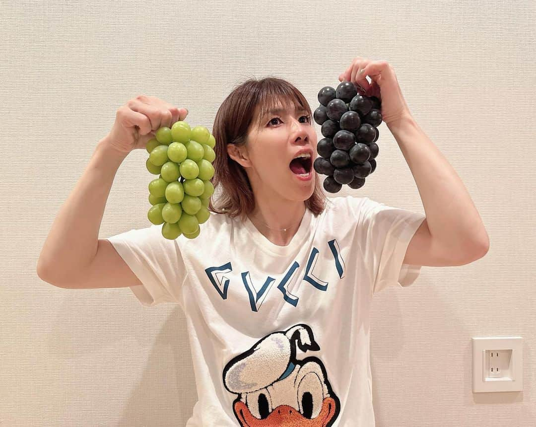 吉田沙保里のインスタグラム：「今がまさに旬のぶどう🍇  愛知県大府市の特産品が届きました😆🙏  毎年ありがとうございます🙇🏻‍♀️  キタサキレッド ブラックビート シャインマスカット 種なし巨峰  たくさんの品種があって それぞれがほんとに美味しい😋✨  皆さんもお近くにお越しの際には ぜひ味わってもらえたら嬉しいです🥰  #ぶどうのPR #大府市広報大使」