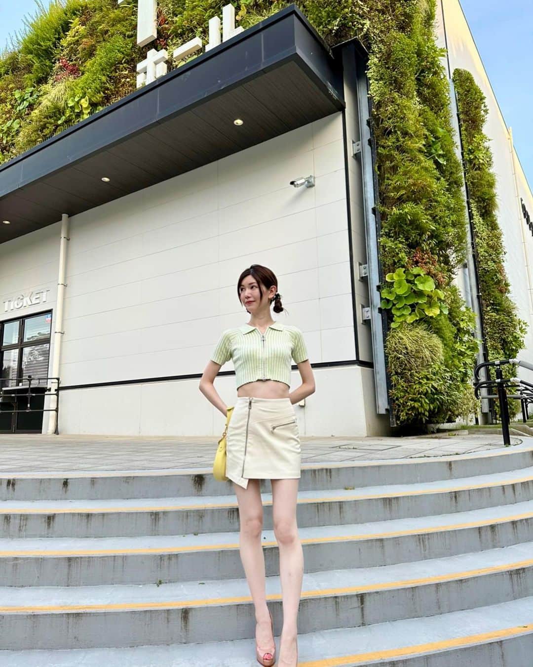 IKUMIのインスタグラム：「🌱 この写真10頭身（あわよくば11頭身）くらいに見える☝🏻🤣  ちなみに加工してないからね🤣 （暗かったから色味だけ変えてるけど）  肩こりのハリなくなったらもっと華奢に見えるんだろうな🤢 これが最近1番の悩み😮‍💨 肩ボトックス打とうかなあ。。 肩のもっこりのせいでガタイよく見える🥹  .  #インスタグラマー#大阪#梅田#大阪城ホール #大阪城公園 #大阪城#難波#心斎橋#京橋#スタイル#モデル体型#モデル撮影#撮影モデル #体型#スレンダー#スリム#美脚#生足#素足#ダーリッチ#darich#ミニスカート#タイトスカート#高身長女子#高身長コーデ #高身長女子コーデ #へそ出し #クロップド丈 #modelsearch #modelstyle」