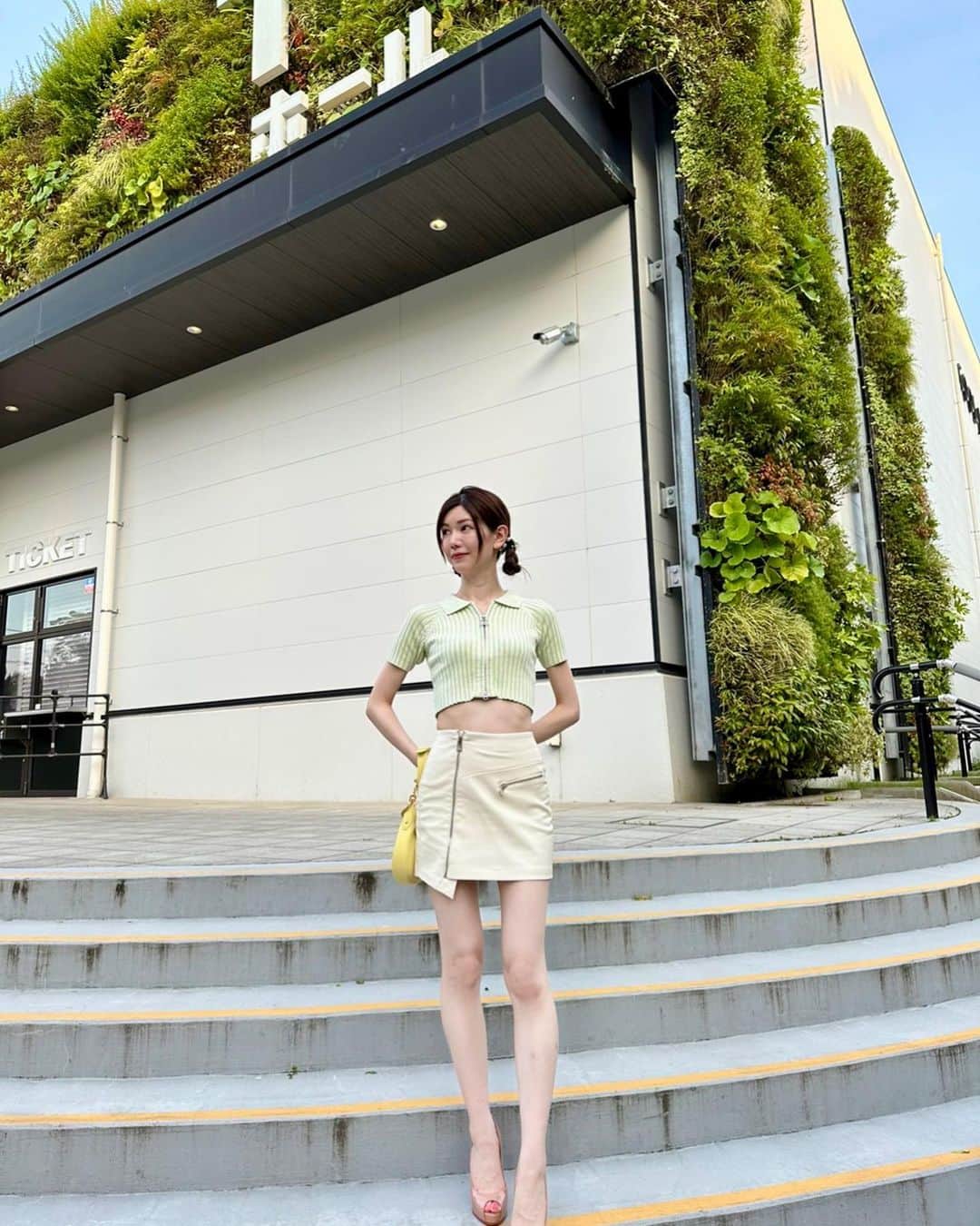 のインスタグラム：「🌱 この写真10頭身（あわよくば11頭身）くらいに見える☝🏻🤣  ちなみに加工してないからね🤣 （暗かったから色味だけ変えてるけど）  肩こりのハリなくなったらもっと華奢に見えるんだろうな🤢 これが最近1番の悩み😮‍💨 肩ボトックス打とうかなあ。。 肩のもっこりのせいでガタイよく見える🥹  .  #インスタグラマー#大阪#梅田#大阪城ホール #大阪城公園 #大阪城#難波#心斎橋#京橋#スタイル#モデル体型#モデル撮影#撮影モデル #体型#スレンダー#スリム#美脚#生足#素足#ダーリッチ#darich#ミニスカート#タイトスカート#高身長女子#高身長コーデ #高身長女子コーデ #へそ出し #クロップド丈 #modelsearch #modelstyle」