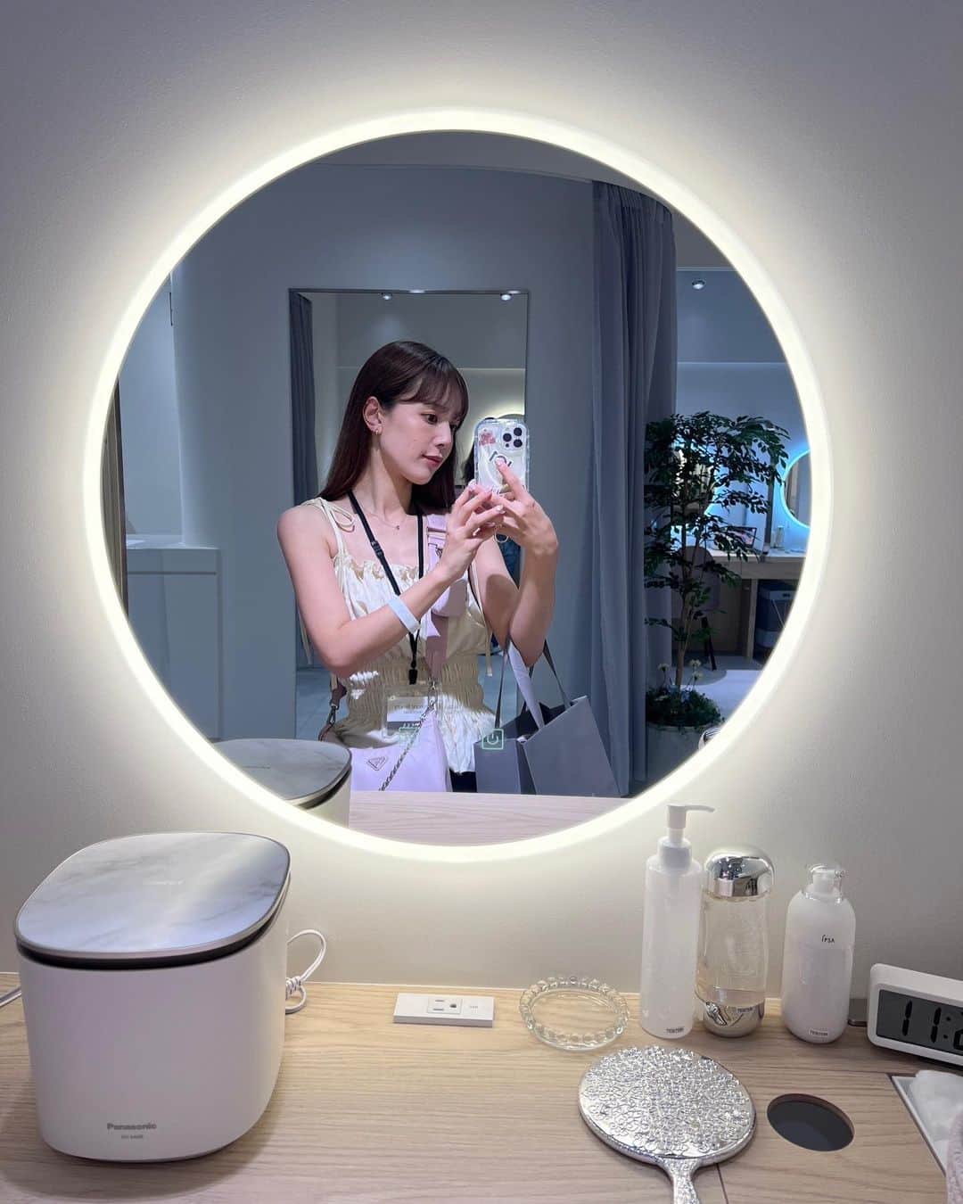 目見田早弥子のインスタグラム：「新しくオープンした パナソニックビューティ表参道の内覧会に行ってきました🎀  パナソニックビューティ表参道は "Beauty Fun Park"がコンセプト。 駅近でパナソニックの美容家電を無料で たっぷりお試しできるとっても嬉しい場所👏🏻💫 例えば大人気のドライヤー ナノケアやスチーマー ナノケア、 ヘアーアイロンやバイタリフト RFなど...様々な美容家電を トライアルブースで40分間無料でお試しできます！ フィード1,2枚目がそのトライアルブースの写真🪽 肌や髪の分析ができたりして、 私は今回肌分析をしてもらったよ💘 今は季節的にもシミや毛穴が点数低めだった~🥲 自分の現状を知ることで今必要なケアがわかるし、 もちろんサロンにはプロがいるので相談もできるし こういう分析結果と合わせて 自分に合う製品を見つけられるのが良いですよね🫶🏻 あと！私の大大大好きなドライヤー ナノケアに新色が！🩶 写真6枚目一番右のカラーなんだけれど、 環境に配慮したバイオマスペイントで塗装されているらしく、 パッケージもプラスチックを削減していました📦 そして写真7枚目のコロンとした製品、何だと思いますか？ 私初めて見た時はワイヤレスイヤフォンかなと思ったんだけど なんとこちら男性用のシェーバーだそう..！ スタッフの方が 「シェーバーは洗面所で邪魔者扱いされがちなので、 置きっぱなしでも インテリアの邪魔にならないデザインを考えて作ったんです。」 とおっしゃっていて、なるほど~😳！と。 (夫はシェーバーを使わないので新発見でした！😂)  メーカーの体感施設だからといって 製品を売りつけられたりそんなことはなくて、 気軽に美容を楽しめる場所なので 今の時期なら、 汗かいちゃってメイク直したいな〜、 髪の毛巻き直したいな〜とか ほんとそんな気軽な感じでお試しに寄ってみてほしいです🪽  サロン入り口に併設されたカフェのドリンクも 新感覚でめちゃくちゃ美味しくて大感動でした！🥺💘 チョコレートドリンクのお店なんだけれど、 チョコレートとアールグレイを掛け合わせた 「チョコティー」が本当に美味しくて一気飲みしちゃったよ🍫 他にも気になるメニューばかりだったから 飲み物もまた飲みに行きたい💖  年齢や性別問わず気軽に美容を楽しめる場所なので お近くに寄った際はぜひ~🎀💕  #パナソニックビューティ #パナソニックビューティ表参道 #ナノケア #美容家電 #パナソニックビューティ社外美容部 #テクノロジーで確かな効果を @panasonic_beauty」