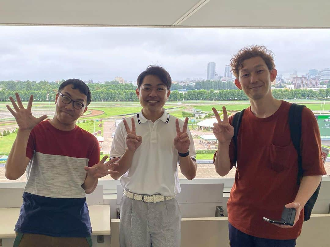 江上太悟郎さんのインスタグラム写真 - (江上太悟郎Instagram)「#エルムs 検討会 🏇  #札幌競馬場　4R後 #スキンヘッドカメラ の岡本さん＆シモさん #KEIBAプレミア 解説でもお馴染みの #津田照之さん　の3人とエルムステークスの予想トークショーを行いました！  芸人さんと津田さんのトークに圧倒されながら、楽しく司会させてもらいました😂  お客さんの笑い声、笑顔、楽しかったの一言が最高に嬉しかったです😂 素敵な時間をありがとうございました！  #予想対決 #ダイゴロウのワイド #的中」8月6日 20時06分 - uhb_marugao_d