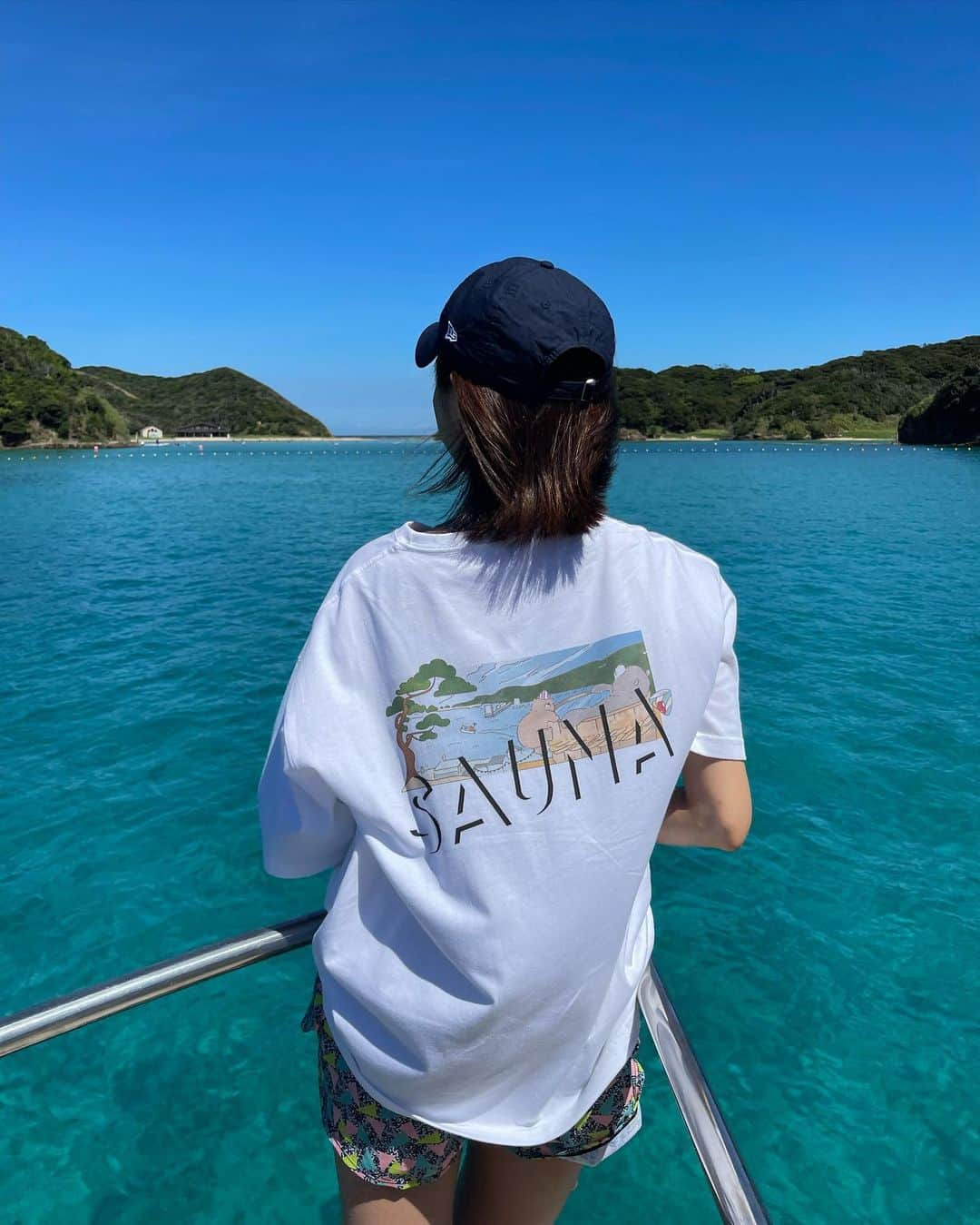 浜﨑日香里のインスタグラム：「⁡ 週末は長崎の壱岐島に⛵️🌊  遊覧船に乗って行った、無人島の辰の島の海が とにかく綺麗で本当にびっくりした🥹🩵 全部写真無加工🙏 博多から船で1時間でこんなところがあったとは…。 ⁡ ほぼ1日中水着で、シュノーケリングもしたよ🤿🐠  めちゃくちゃ可愛いTシャツもゲットしたよ🩷 サウナも最高すぎた🧖 ⁡ 1泊2日の島旅、動画にするのでぜひお待ちください🏝️🤍 編集頑張るぞ💪  #壱岐 #辰の島」