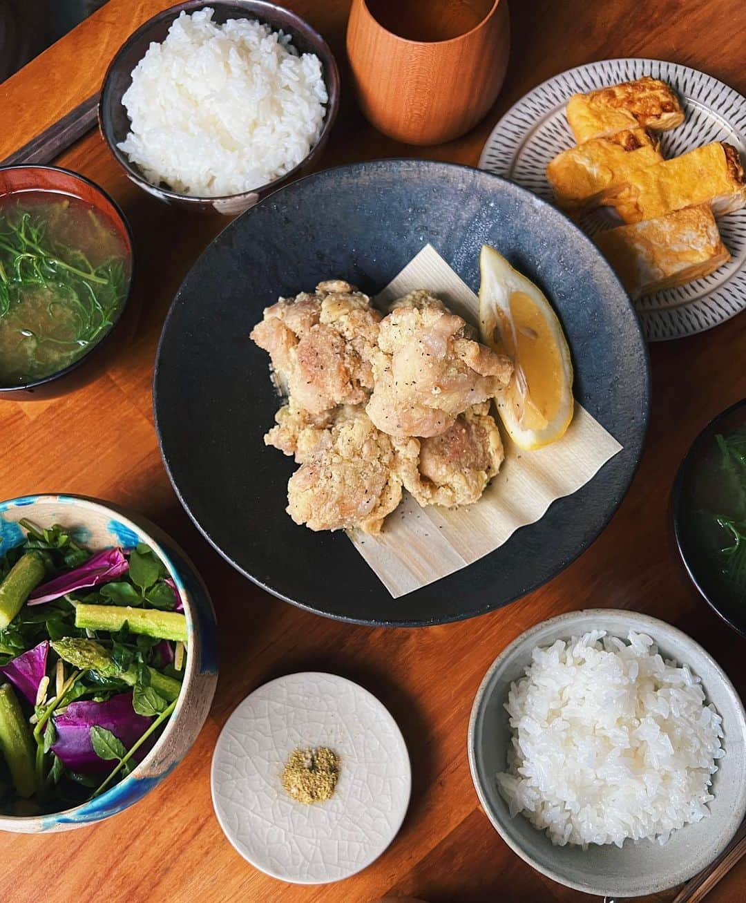 WALNUTさんのインスタグラム写真 - (WALNUTInstagram)「最近作った料理🦞🍋🌿🍳 野菜を切ったり、お肉をハーブと煮込んだり、スーパーで彩りのバランスを考えながら買い物してる時間、全部が楽しい。 本当に料理が好きだなあと思う。  もちろんすっごい適当な、料理とも呼べないような代物を作る日もあるけど😂目も満たされるような一品が作れたらそれだけで一日ハッピーです👩🏻‍🍳  今まで作ったごはんはハイライトにまとめてます🍒  1 自家製ローストビーフと安納芋のマッシュポテト 2 豚肉と枝豆のみょうが焼き 3 塩唐揚げ 山椒添え　アスパラとクレソン、紫キャベツのサラダ 4 米粉のキャロットパンケーキ 5 オムライスとじゃがいものオーブン焼き 6 蒸し野菜  #cookingathome」8月6日 20時07分 - walnut_illustration