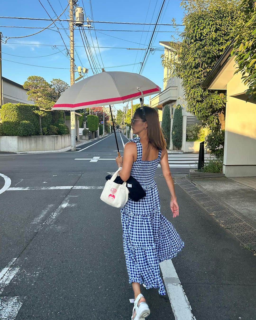 HARUKO（真木明子）のインスタグラム：「みなさまご機嫌よう 今年日傘デビューしました☂️  サーフィン🏄‍♀️以外では 焼けないようにしてます😅  @miwanakabayashi ちん @charisem_official の日傘は 可愛くて軽くて最高😃  この夏大活躍☀️☀️☀️☀️  @no10key.no10bee のワンピース👗ともピッタリ❤️  #日傘 #日焼け #no10key」
