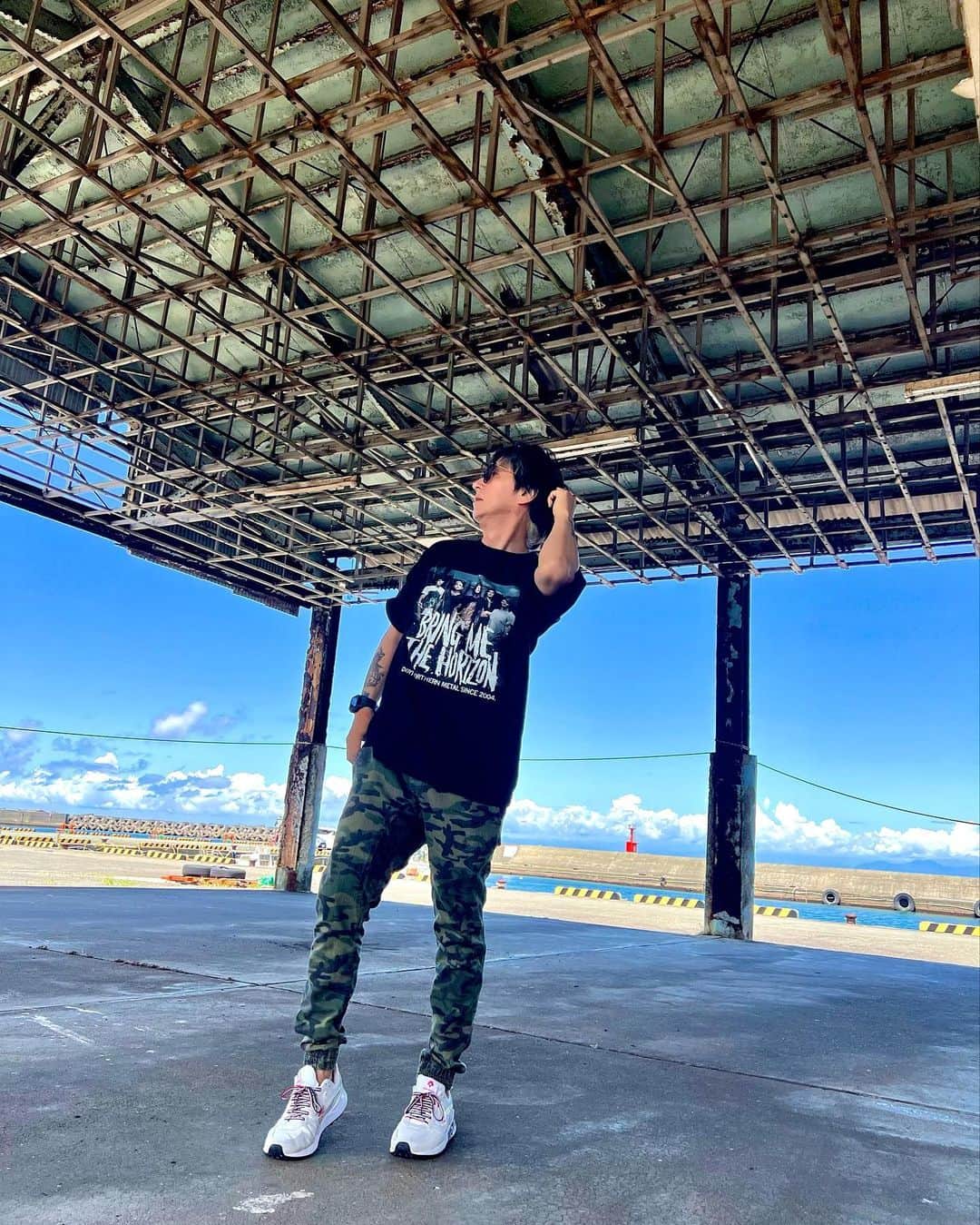 遠藤一馬のインスタグラム：「夏は海や川が恋しくなる僕です。  コロナウイルスによる規制も緩和され、今年の夏は積極的にエンジョイしてやろうと思ってます😉  皆も水難事故には気をつけて🤚🏻  #sea #sky #blue」