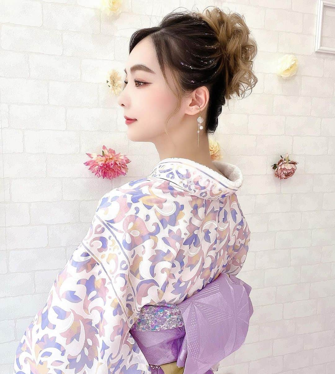 LISA minemuraのインスタグラム：「🌈 昨日は長野びんずるだったから @rachic.bs で朝からヘアメしてもらった🥰✨ いつも何となくのイメージ伝えるだけで絶対に可愛くしてくれて助かる‪🫶🏻️💞  浴衣は権堂をお散歩してる時にふらーっと入った昔からある布屋さんで 一目惚れした生地でハンドメイド💖 ハンドメイドしてると買った方が安いよなーっていつも思うんだけど 途中のわくわく感と完成した時の達成感がものすごい🥹💕 帯はお太鼓風に👘✨💕   🌈 #長野びんずる  #長野市  #浴衣  #祭り」