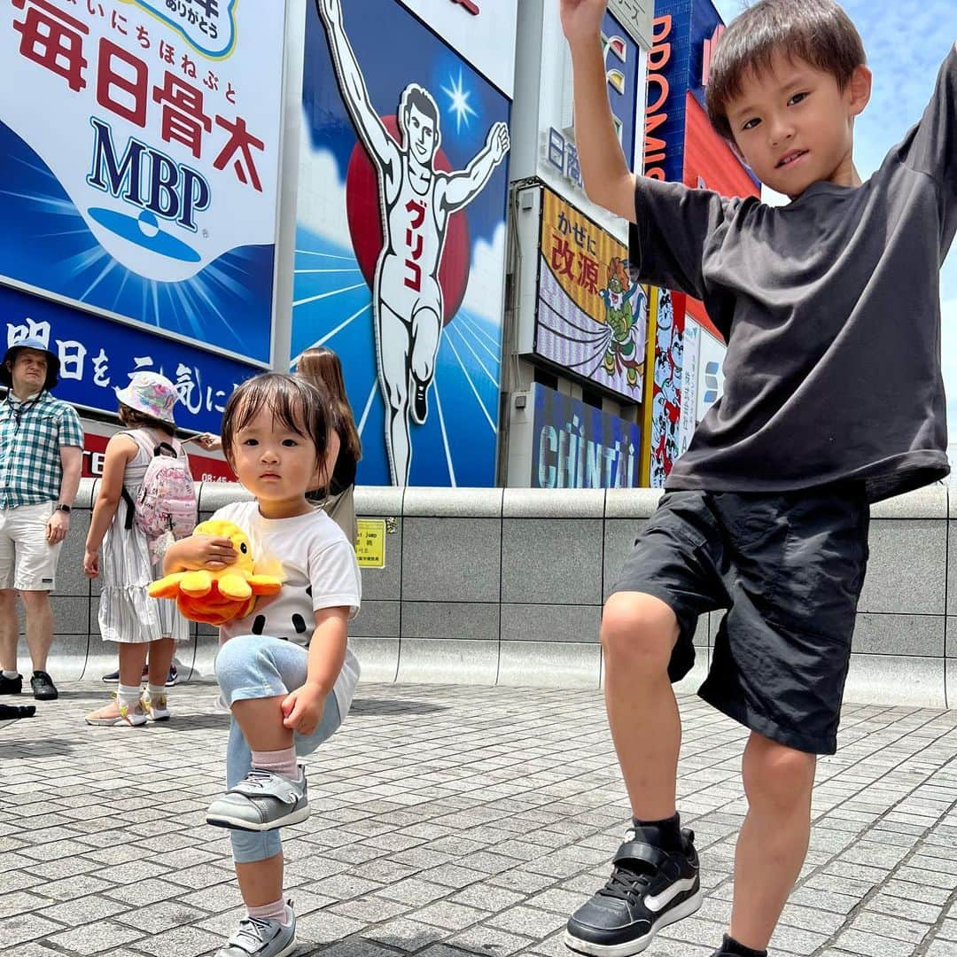 森川やるしかねぇさんのインスタグラム写真 - (森川やるしかねぇInstagram)「・ 4人家族になって初めて旅行に行きました‼️ ここなちゃんにとっては初めての旅行✌️ 兵庫→大阪→京都へ行きました‼️ 最高に楽しかったです🤩 旅行の様子はYouTubeにアップしましたので是非ご覧くださいっ‼️ ・ #旅行  #わたしはここなちゃん #ぼくはゆうしくん #森川やるしかねぇ #ホープマンズ  #息子#子供#育児#育児日記#子育て#パパ#お父さん#ママ#お母さん#親子」8月6日 20時11分 - yushi_papa