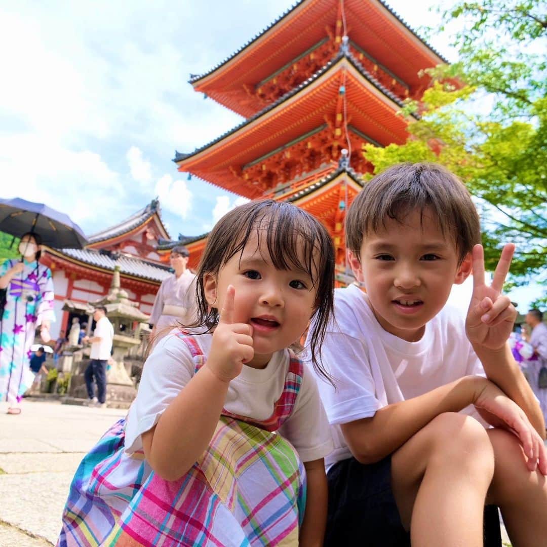 森川やるしかねぇのインスタグラム：「・ 4人家族になって初めて旅行に行きました‼️ ここなちゃんにとっては初めての旅行✌️ 兵庫→大阪→京都へ行きました‼️ 最高に楽しかったです🤩 旅行の様子はYouTubeにアップしましたので是非ご覧くださいっ‼️ ・ #旅行  #わたしはここなちゃん #ぼくはゆうしくん #森川やるしかねぇ #ホープマンズ  #息子#子供#育児#育児日記#子育て#パパ#お父さん#ママ#お母さん#親子」
