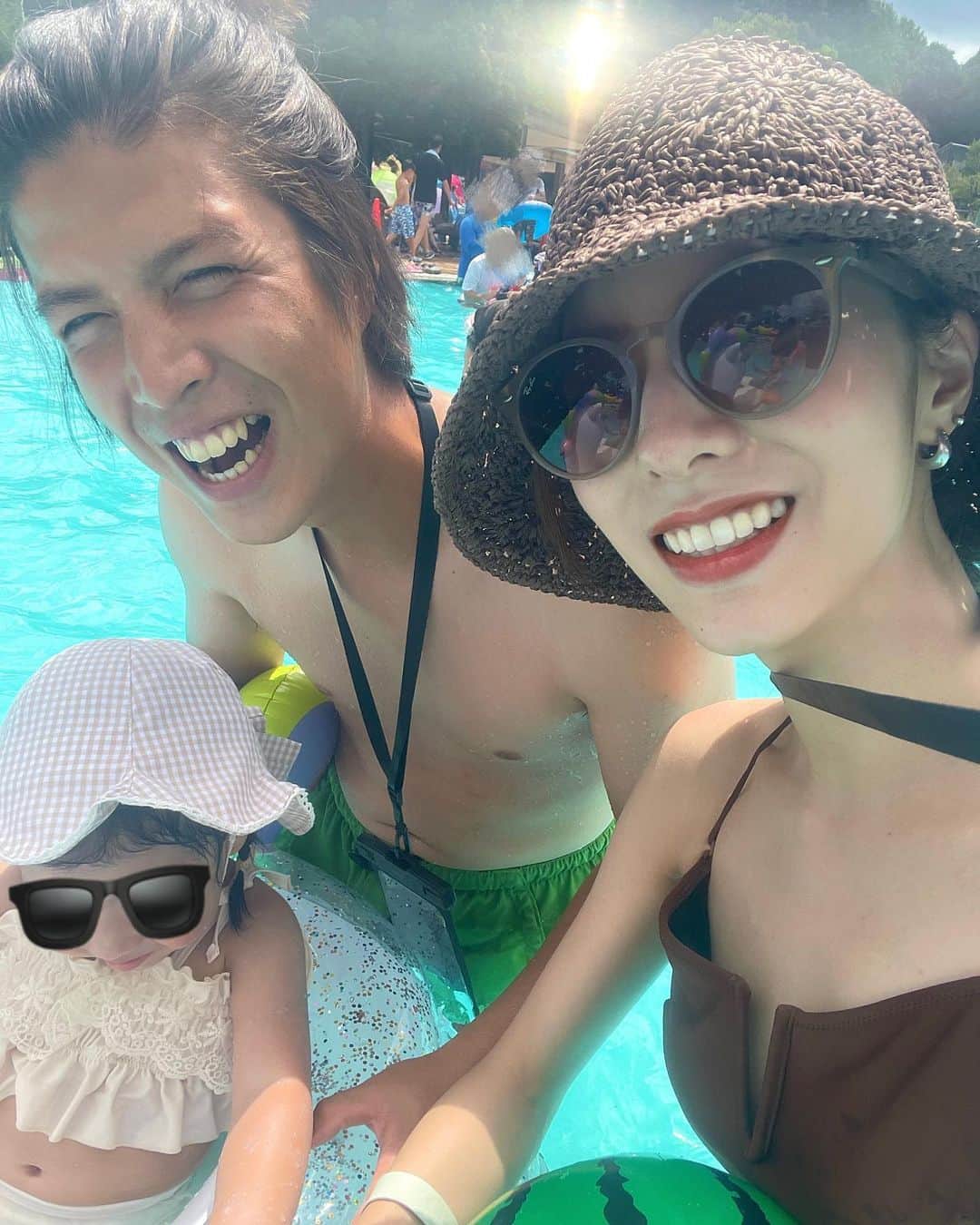 高村 楓のインスタグラム：「初プールは旦那の従兄弟家族と👙💦  水大好きな娘は2歳にして ガンガン潜っておられました👧🏻  楽しかったね〜 また行こうね〜🥰🥰」