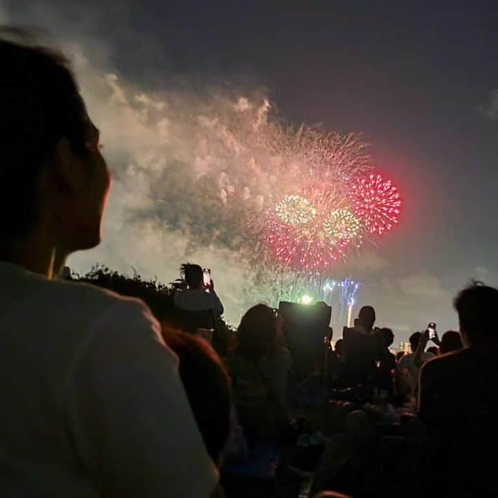 本仮屋リイナのインスタグラム：「昨日の花火大会の思い出を、絵に残した子供たち2人🫶♡⁡⁡ ⁡強風のため、途中で中止になっちゃったけど、満足してくれたみたいで、うれしい😊⁡ ⁡ 命懸けの花火師さんのみなさん、ありがとうございます💐の気持ちでいっぱい。⁡⁡ ⁡⁡」