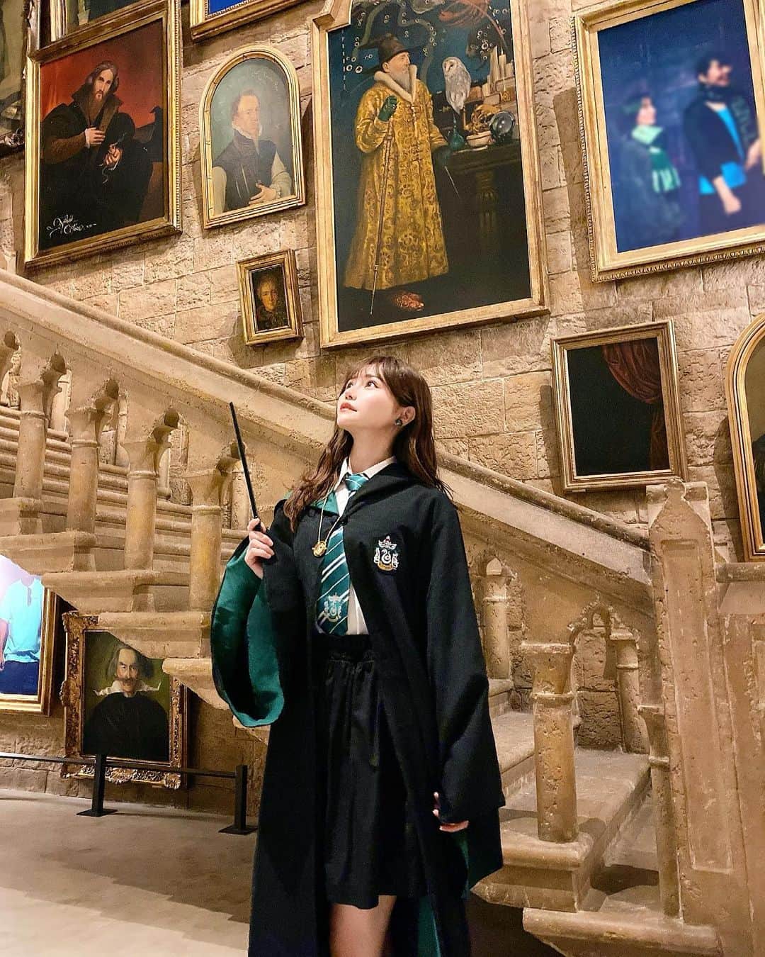 のインスタグラム：「大好きなハリーポッターの世界に🪄 ⁡ ⁡ ⁡ ずっと行きたかった #ワーナーブラザーズスタジオツアー 感動の連続でした！✨ ⁡ ⁡ 自分がハリーポッターの世界に入れて、 目の前に大好きな人達が来ていた衣装や 使っていた小道具があって… ⁡ 夢の様な時間でした🥹 ⁡ ⁡ ⁡ ⁡ ⁡ #ハリポタツアー #スタジオツアー東京 #スリザリン」