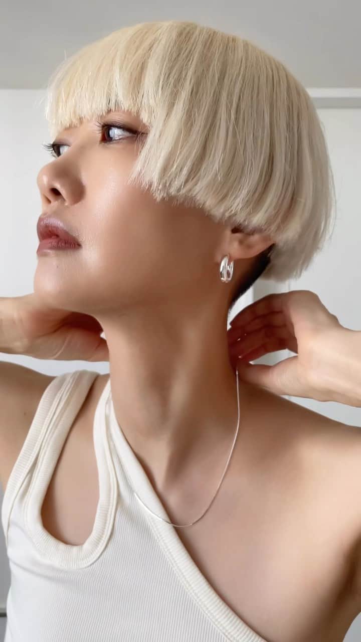 シェンのインスタグラム：「White outfit of museum day🖼️💫」