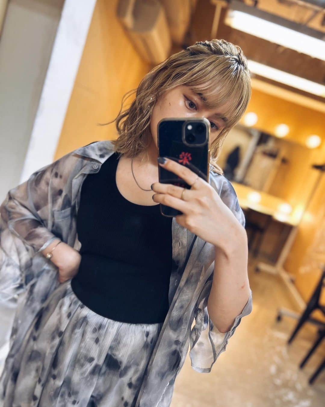 西恵利香のインスタグラム：「❤️‍🔥❤️‍🔥❤️‍🔥  #intothewind  ツアー初日の衣装は AMAIL @amail_official のセットアップ🫶  今セールでめちゃ安くなってるよ…！ かわいいものたくさんで大好きなブランド🥰  スニーカーはMM6 @mm6maisonmargiela でした〜〜！  #amail #mm6 #mm6maisonmargiela  #nishierika #西恵利香 #衣装 #あざむし」