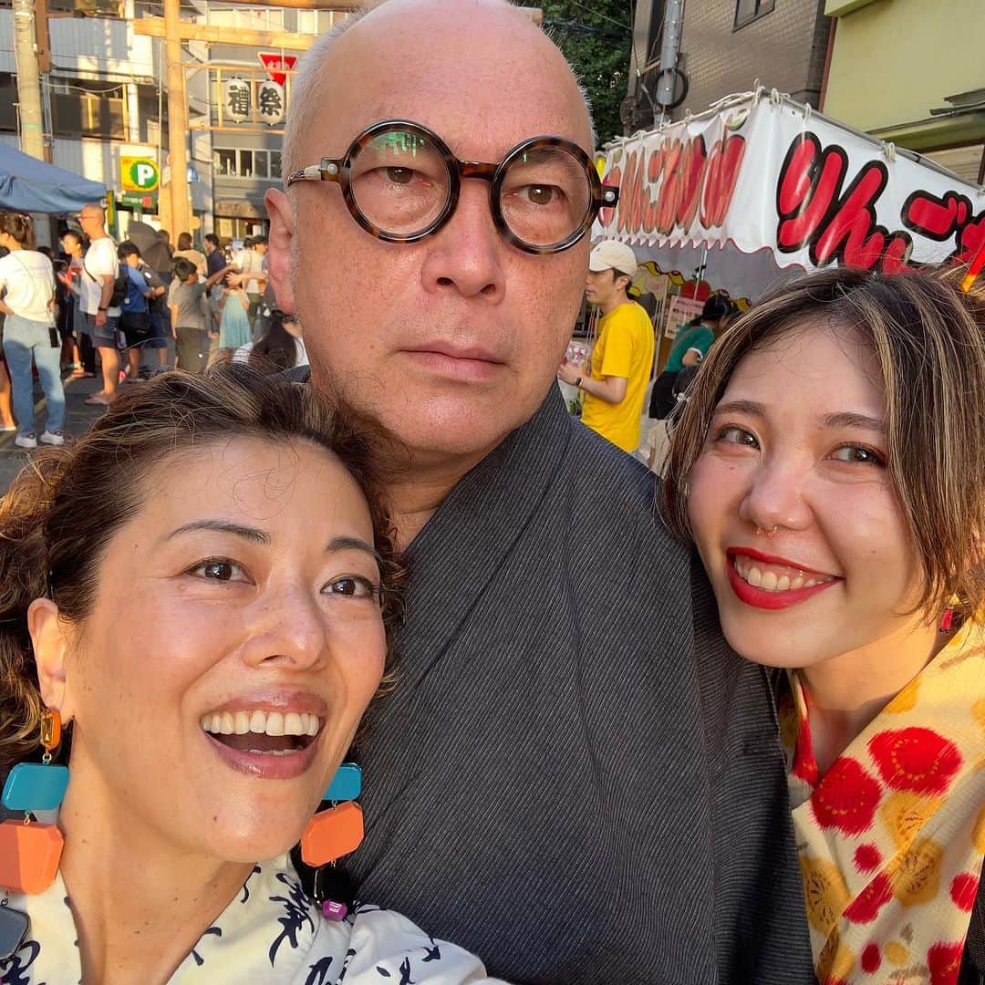 池田有希子のインスタグラム：「浴衣で縁日！まるで文豪のコスプレのようになってしまったモーリーです。シロップかけ放題のかき氷でハワイのマツモトシェイブアイスもどきを作って遊びました🌈晩御飯は屋台で買ったあれこれ！」
