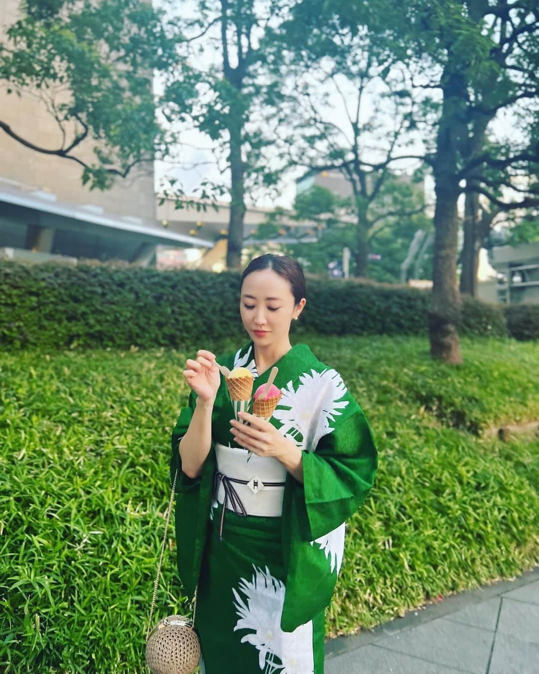 神崎恵のインスタグラム：「・ 海外エージェントのスタッフと打ち合わせ。 日曜日だし、リラックスしてやりましょうとのことだったので、浴衣を着ていきました。 日曜日恒例のポッドキャスト　@wont_podcast の収録も楽しんできました🗣️🗣️ 仕事終わりにこじはるちゃんのアイスクリームも食べてきた🍨 １日お仕事でしたが夏満喫。 お疲れさまでした☺︎  浴衣・帯ベルト・履物　#kapuki  バッグ　#ZARA 🍨　#herliptoicecreamthevacationshop  普段着の浴衣やお着物にはZARAのクセありちびバッグがかわいくて。クセ強めを集めています。 ZARAコレクションの中から、今日の浴衣にはこのふたつを合わせることが多いです。 朝トレーニング後の支度だったので、5.6分で髪と浴衣着ました⏳」