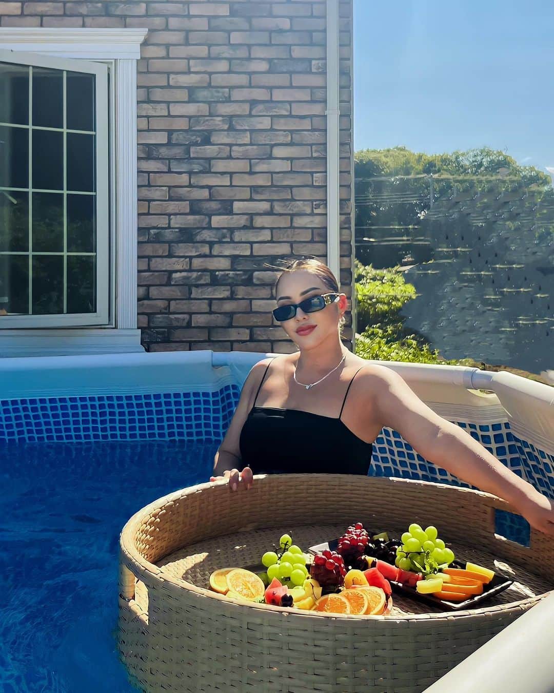 のインスタグラム：「自宅でプール&BBQ🍖 そのあとはお祭りー  スイカ割りしたり、花火したり　 夏を満喫って感じで楽しすぎた！  ちなみに、バリ島のフルーツ盛りのカゴに憧れてAmazonで購入www  プールで食べるフルーツ最高でした💓  いつか家にプールを作ることが夢！ 頑張るぞ〜🌈💓」