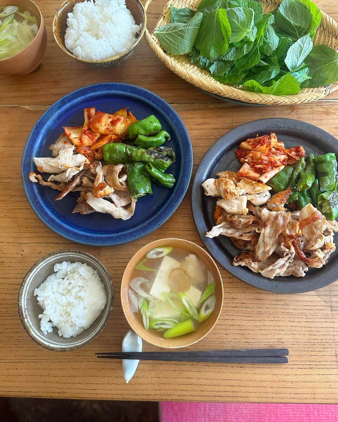 黄川田としえのインスタグラム：「出かけようと思って美味しいランチを探してたけど、何が食べたいのか全然浮かばなくて、 あれも違う、こらも違うんだよなぁ。。って。 外食気分だったから作るのちょっとめんどくさかったけど、 野菜がたくさん食べられて、結果的にとても美味しかった「サムギョプサル的な」おうちランチ。  @warmerwarmer_2011 さんからどっさり届いたエゴマの葉を贅沢に使って、カリッと焼いた豚肉とキムチ、甘唐辛子を乗せて、コチュジャンつけて食べました。  鶏だしと玉ねぎ麹の即席スープも一緒に。  #tottogohan  #おうちごはん #lunch」