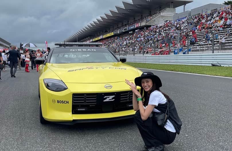 吉田志織のインスタグラム：「@supergt_official 第4戦！✨ とてもかっこいいレースでした！😭✨ 興奮と感動が混ざって大興奮大感動で、 私はいつも大きな声が出そうになります😭😭✨  今回も全力で応援できて とても楽しかったです！✨😭  #SUPERGT #AUTOBACSSUPERGT」