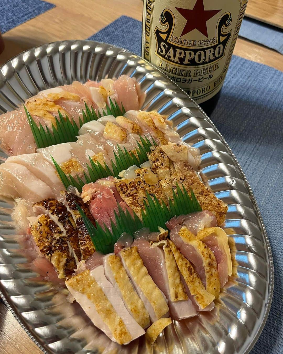 長崎峻侑のインスタグラム：「鹿児島の新鮮な鶏刺しを頂きました😁 まずはビールから🍺 チビチビつまみながら芋焼酎をガブガブやろうかと思います🥹 #鶏刺し　#鹿児島　#焼酎　#芋焼酎」