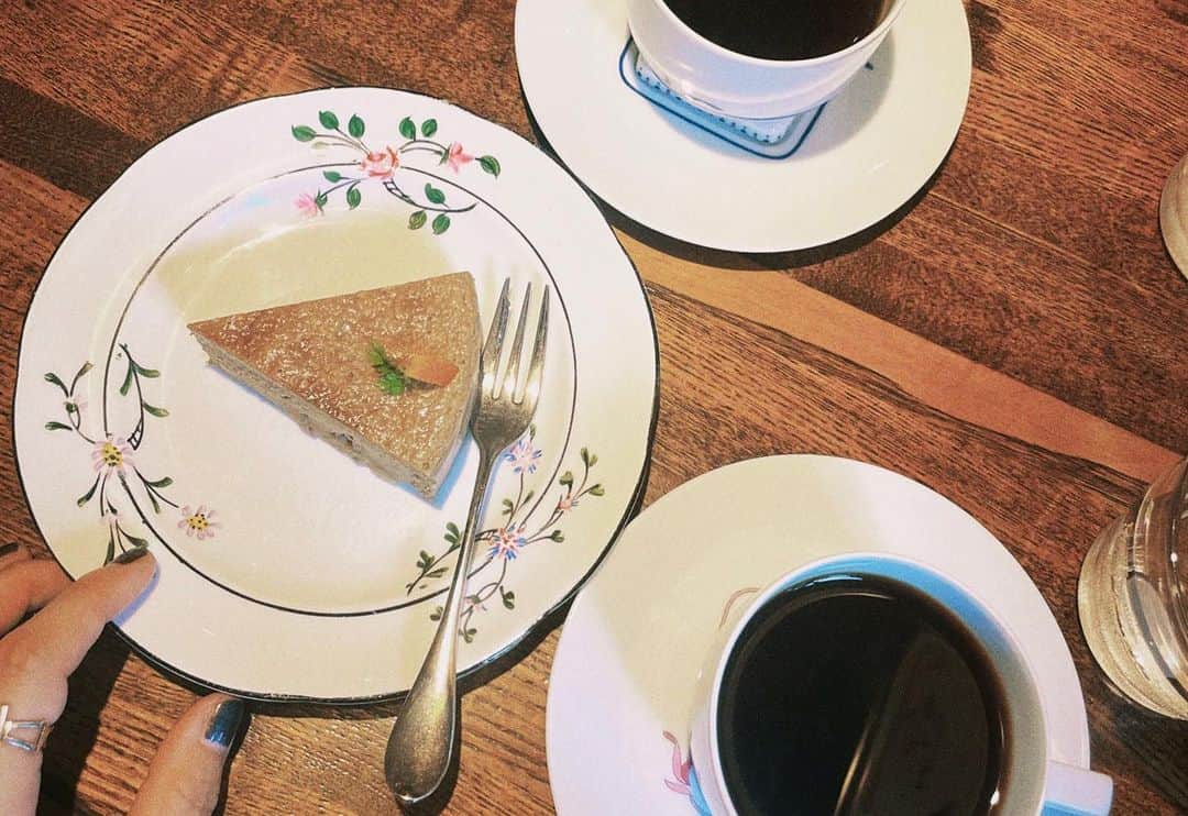 中里亜美さんのインスタグラム写真 - (中里亜美Instagram)「銀座の"樹の花"という喫茶店 ジョンとヨーコが突然訪れたのが44年前の夏。 1979年の8月4日でした。  ふたりはお互い見つめ合いながら会話を交わしていたそう。  ビートルズが流れる心地よい空間。 コーヒーもケーキも美味しい大好きな喫茶店です☕️  誕生日でも出会った日でもない 新しい記念日が出来て、いいね💐  #樹の花 #銀座 #19790804 #johnandyoko #anniversary #💐」8月6日 20時28分 - __ami__go__
