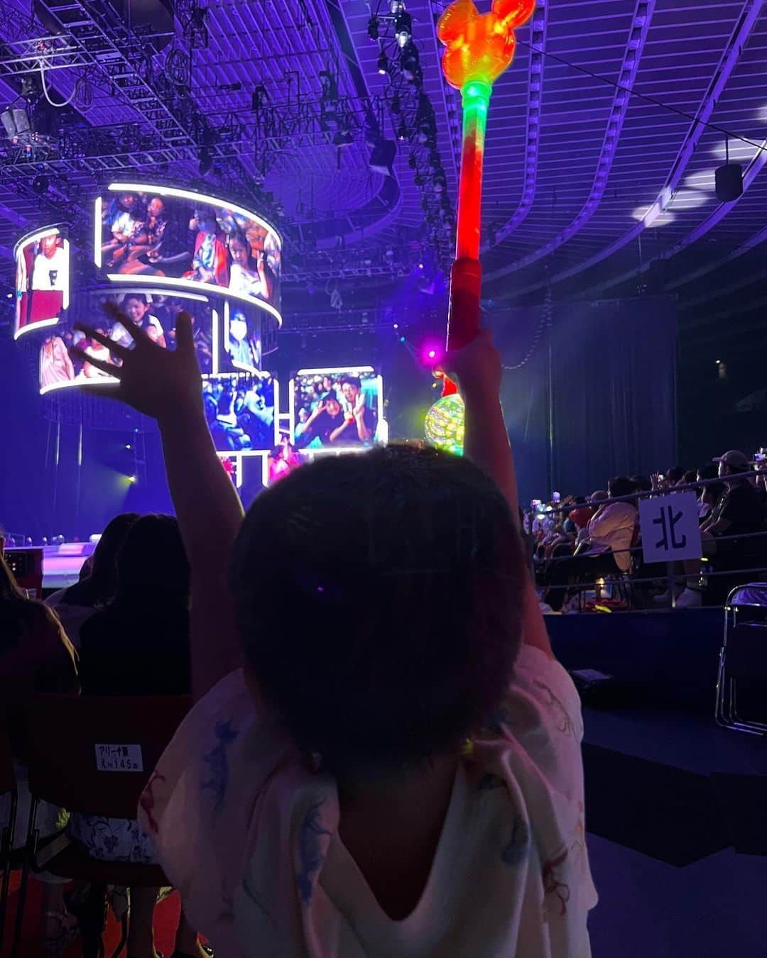 織田信成さんのインスタグラム写真 - (織田信成Instagram)「《ディズニーオンアイス　 　100YEARS OF WONDER》  @disneyonice   【1枚目】ウッディに全力お手振りする三男 【2枚目】シンプル織田さん 【3枚目】デカスクリーンに映し出されたひまちゃん💖 【4枚目】トイストーリーの輪投げに挑戦👍 【5枚目】少しも寒くないわどころか今年の夏暑すぎやろって文句言いながら、現代の冷の象徴フラペチーノをご堪能されるエルサ❄️❄️  今年もディズニーオンアイスを家族で✨毎年スケーターさんのレベルが高くなっててビビってる！サーシャコーエンがやってる横に足上げるスパイラル？みたいなやつを、180°開きながら滑ってる女子おった😂やばすぎ😂子どもも大喜びで、今年も最高の思い出が出来ました💡大阪は13日まで公演されているので、まだの関西人の方は是非❣️ @chukyotv_pr さん ありがとうございました🌸」8月6日 20時29分 - nobunari0325