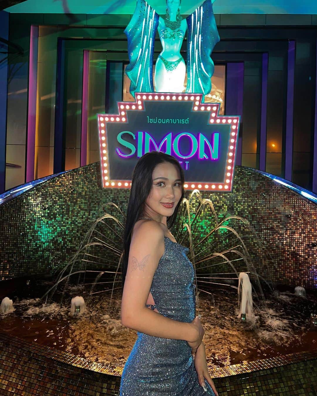 𝑀𝑎𝑘𝑖𝑀𝑖𝑘𝑢のインスタグラム：「📍#SimonCabaret  #サイモンキャバレー #ニューハーフショー #ドレスアップ  #カクテルドレス #ラメドレス #プーケット  #プーケット旅行  #プーケット女子旅  #プーケット島  #プーケット観光  #タイ旅行  #タイ旅行🇹🇭 #タイ観光  #タイ観光スポット」