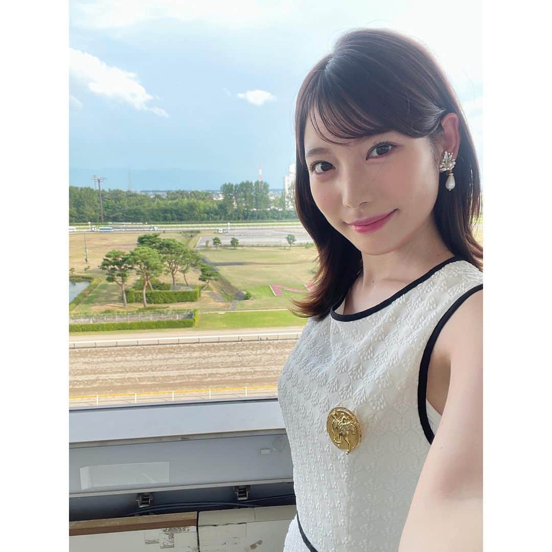 竹俣紅のインスタグラム：「⭐️ きょうも『みんなのKEIBA』を観てくださってありがとうございました！ ⁡ 新潟すごく暑かったので、芦毛のデータは強いかなと思ったのですが、来ませんでしたね〜🙏 札幌のエルムSは、◯セキフウと◎ワールドタキオンで的中☺️ ⁡ きょうは、お昼ごはんと駅弁で、新潟を味わえましたよ〜！！ (お昼は名物のタレカツ。 帰りは豪華な駅弁買っちゃいました笑) ⁡ ⁡ また明日からイット「ソラよみ」でよろしくお願いします☀️ ⁡ ⁡8/13(日)は、 15時から『みんなのKEIBA』生放送ですがその前に 11:50頃から(新潟4R終了後) 新潟競馬場 ウイナーズサークルにて 『みんなのKEIBA』のイベントが行われます！ 新潟の皆さん、よろしくお願いします🤗 ⁡ ⁡ #みんなのKEIBA #新潟競馬場」