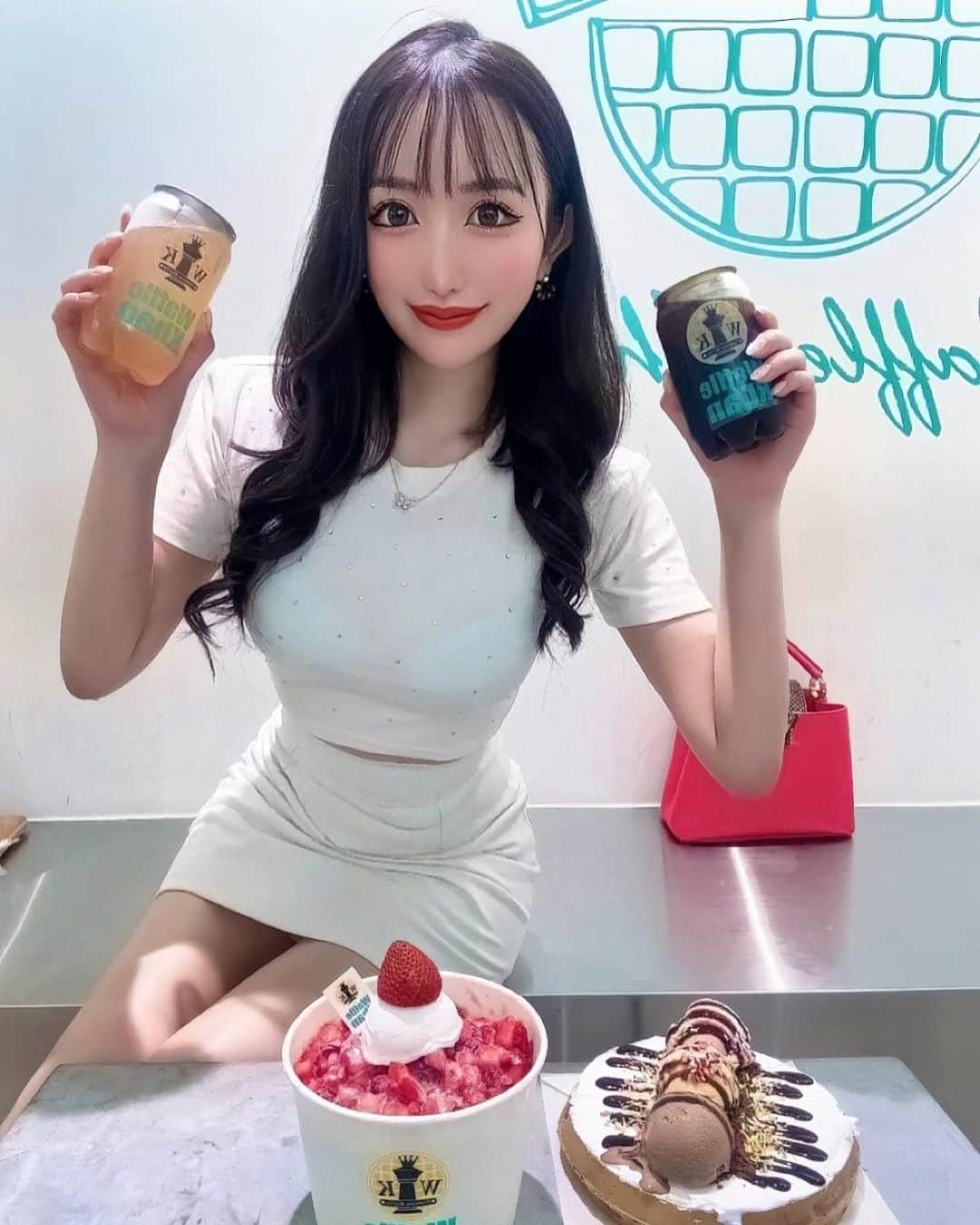 白咲えりかのインスタグラム：「📍ワッフルカーン大須  この前言ってた韓国カフェ☕️🩷 @wafflekhan_nagoya_osu に行ってきたよ🧇🩵  とってもとてもとても可愛すぎない？🍨🧡だけれど ティファニーブルーが可愛すぎて目立ってた🩵  ピザワッフルも気になるからまた行こ📍❤️  #ワッフルカーン  #wafflekhan  #ワッフルカーン大須商店街  #大須商店街グルメ #大須商店街カフェ  #大須商店街  #韓国スイーツ  #韓国ワッフル  #韓国カフェ  #韓国  #名古屋カフェ  #カフェ  #カフェ巡り  #韓国好きな人と繋がりたい #名古屋グルメ  #投資女子 #20代投資家と繋がりたい #instagood #マツエク #キラキラ女子 #instadaily #love #happy #いいね返し #followforfollowback」