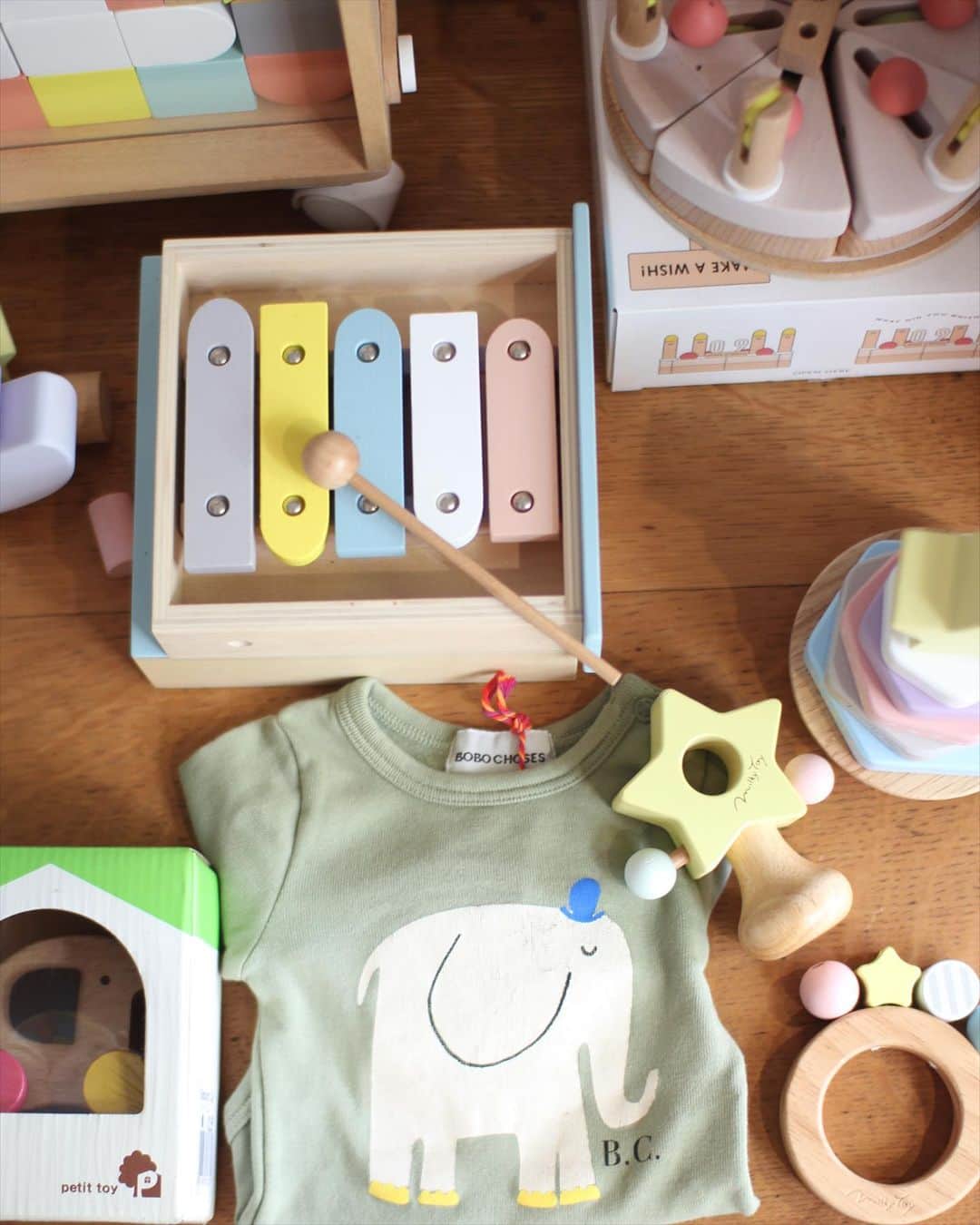 tocon (トコン) のインスタグラム：「BOBOCHOSES  Baby The Elephant body（223AB017）  BOBOらしいデザインのロンパース 多数入荷しております。 オンラインショップからでもラッピング可能です🙆‍♀️ ぜひご覧ください🎶  実店舗ではThankyou specialSALE開催中🔥店内のほぼ全てのアイテムがお値下げになっております😵‍💫😵‍💫 御来店お待ちしております🐶」