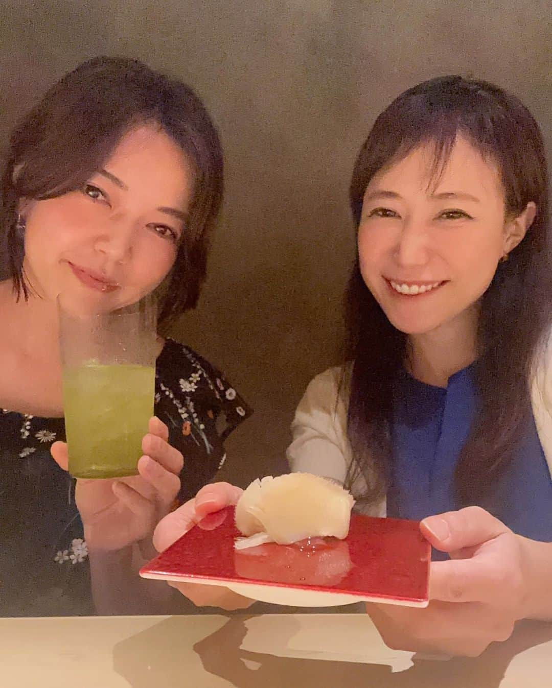 イトウジュン（タイ料理研究家）さんのインスタグラム写真 - (イトウジュン（タイ料理研究家）Instagram)「前回の続き  恵比寿駅徒歩3分 高級鮨カウンター🍣コース11000円(税サ込)で食べられるという最強なお鮨さん【鮨 恵比寿 幸凛】 @sushi_ebisu_kourin  がオープンしました♪😊❣️ コースの内容もめっちゃ豪華😍  1ページ目は フカヒレの握り  以下に前回の続き❣️ ★メヌケの出し汁掛け こちらもお出汁が濃厚〜　白身にすごく染み込んでます😊 ★ズワイガニ　カニ酢ジュレ この季節は酸味が欲しくなる〜スッキリした後味　カニ🦀大好き❤ ★新生姜　ガリ 甘くない、ピリッとする  〜〜握り〜〜 ★フカヒレの握り🦈🦈🦈 人生初のフカヒレの握り 弱火で少し煮て漬け込まれたという上品な味付け　これは美味しい😋 ★石なぎ 深海魚って白身で甘い ★醤油漬けマグロ　長崎県産 ★アジ　山口県産 ネギと生姜の薬味 すり鉢でネギを擦っているとのことで、まるでニンニク🧄みたいな風味 ★中トロ ★ノドグロ ★ウニ(コース別料金) ★卵焼き 2種 ホタテのすり身、エビのすり身、の別々の味 ★トロたく　名物その3 こちらもすごい 海苔の代わりに外側をマグロで巻いてます〜  寿司一筋30年の職人が織りなす鮨のコース‼️ しばらくは通ってしまいそう〜😋😋  【鮨 恵比寿 幸凛】 東京都渋谷区東3-17-14 クリスティエビス2F 050-5600-6484 17〜23時  #恵比寿グルメ  #ニューオープン #カウンター寿司 #寿司スタグラム  #コスパ寿司 #寿司好き #恵比寿デート #恵比寿女子会 #恵比寿 #恵比寿ディナー #コスパ重視 #鮨恵比寿幸凛  #幸凛  #フカヒレ」8月6日 20時38分 - junito.13