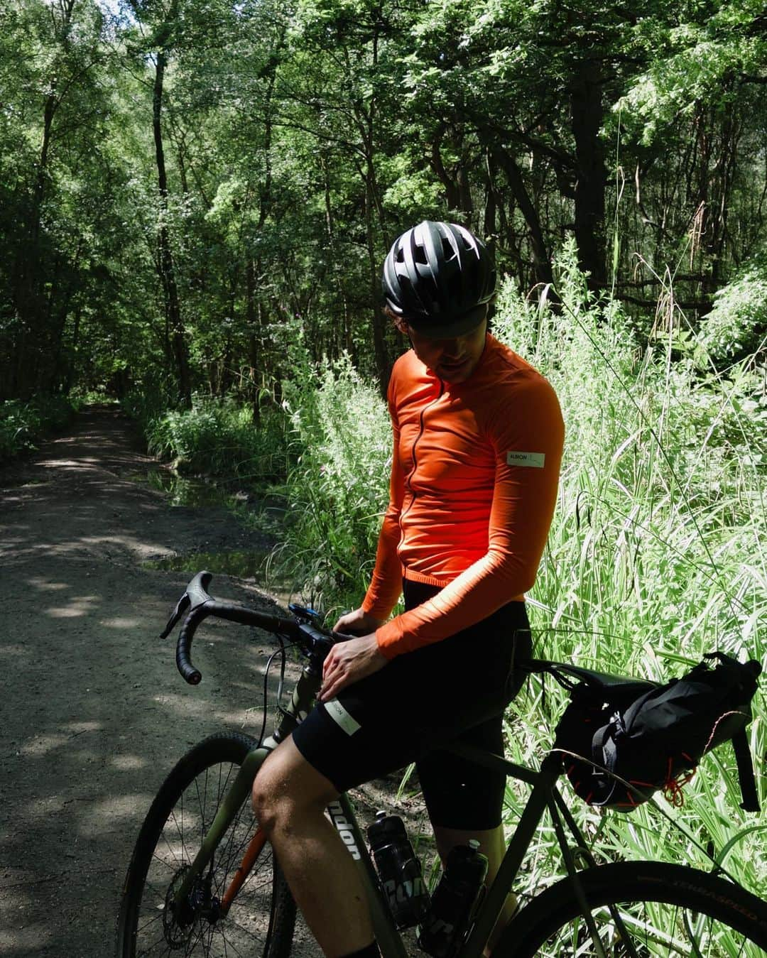 Jackson Harriesさんのインスタグラム写真 - (Jackson HarriesInstagram)「Finally got back out on the bike for a ride and it felt so good 🚴.   Nothing beats leaving the city on two wheels and smelling the fresh countryside air. Every time I do I’m reminded how easy it is to get stuck in a routine within the invisible borders of a city. So this is your reminder to dust off your bike, running shoes or walking boots and get out into nature - adventure awaits!   Cycled 4 hours straight and now I’m dead. Literally crawled back into my apartment and collapsed. 😵  (Spot the giant hare which runs across the path in the final video. 🐇)」8月6日 20時48分 - jackharries