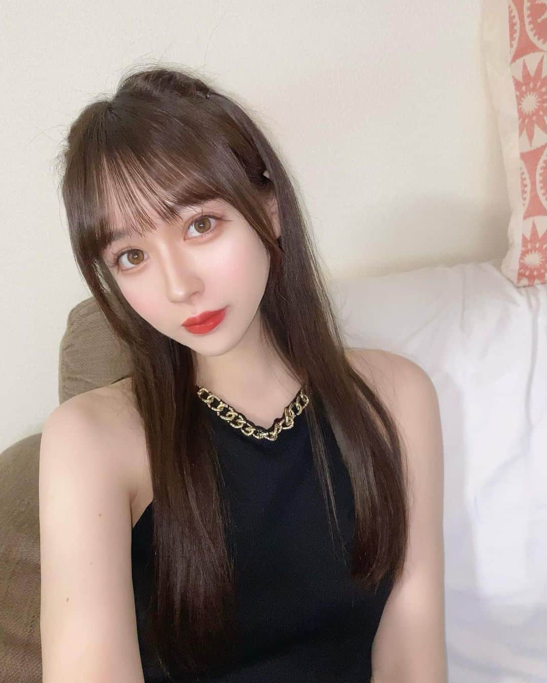 ナタリア聖奈のインスタグラム：「・ ナチュラルな私も推してみる??♡  #ナタリア聖奈 #ナチュラルメイク #清楚系女子 #清楚コーデ #部屋着女子 #ハーフアップ」
