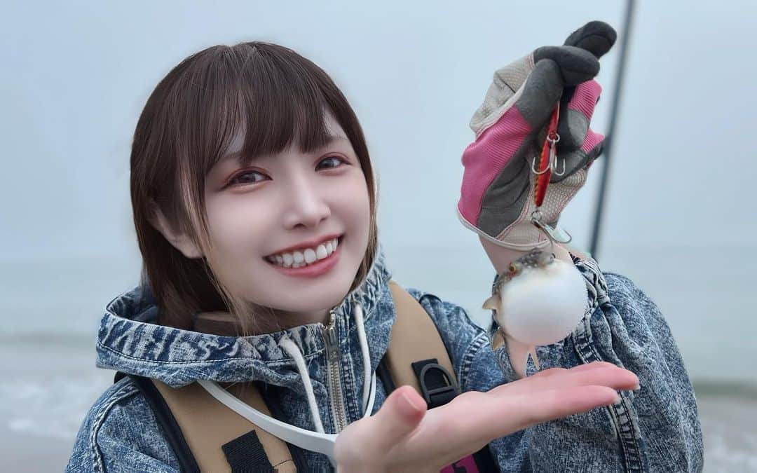 眞白桃々のインスタグラム：「【宮城県サーフ釣り🎣】  ぷっくぷくかわよ~~~🐡  *⋆꒰ঌ┈┈┈┈┈┈┈┈┈໒꒱⋆*  🔍⸒⸒YouTube『うらごし桃々ちゃんねる。』  *⋆꒰ঌ┈┈┈┈┈┈┈┈┈໒꒱⋆*  .  #ルアマガ女子部」