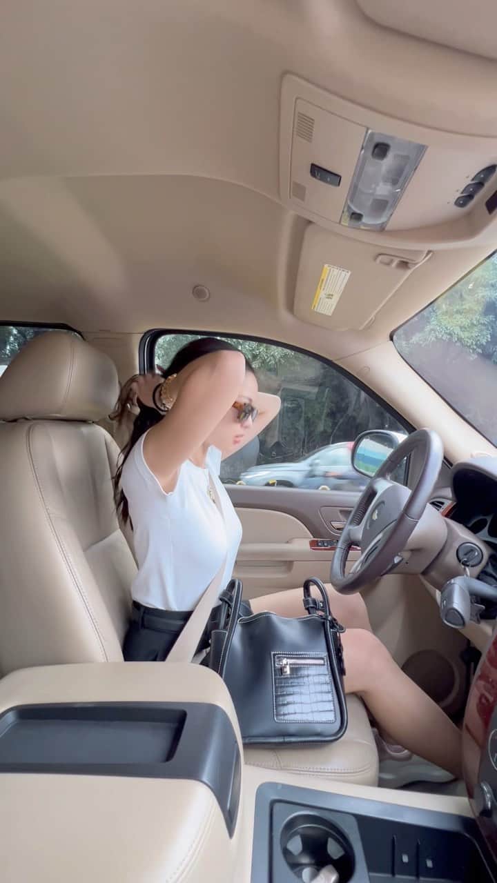 Kim Chiuのインスタグラム：「Go to work with me kind of video!💕😉✨ embracing a new family that I am with!💛 excited for you to see this!🥰 Coming really soon.✨✨✨ #NewFam 🙏🏻  Have a blessed Sunday everyone!💋 #GRWM #GTWWM  Bag from @houseoflittlebunny.ph click link on my bio to shop!🐰🛒」