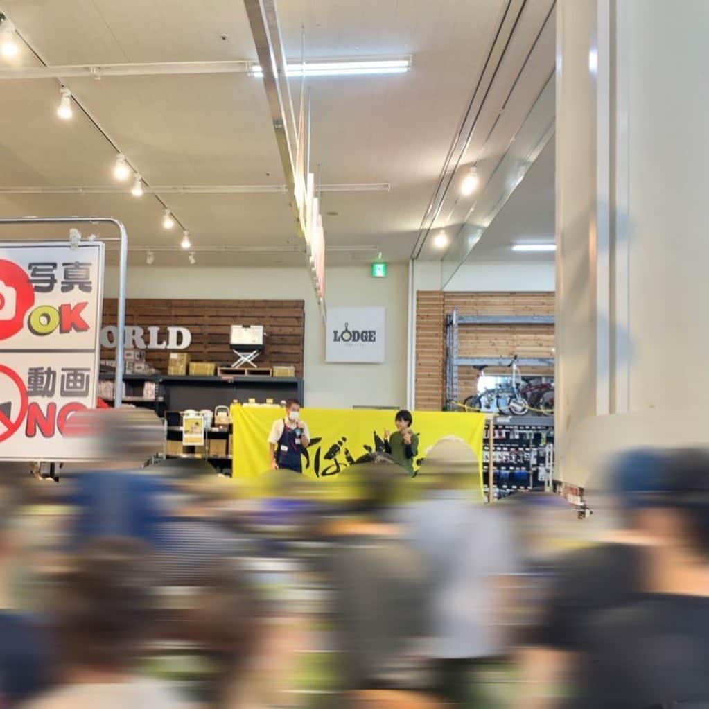 かほなんさんのインスタグラム写真 - (かほなんInstagram)「ホームセンターバロー羽島インター店にてトークショーでした！  遊びに来てくれた方、ありがとうー！！😆😆 トークショーもお渡し会も楽しいね☺️ 皆と一人一人お話しできて、楽しい1日でした！  ホームセンターバローさん、貴重な機会をありがとうございました！✨ 次回のバロイベは9/24(日)ホームセンターバローミタス伊勢店にて！ @hcvalor_ise_outdoor   三重県いくよー！！！ また会おうっっ！  かき氷は　#天保堂 @tempodo2016   #ホームセンターバロー #ホームセンターバロー羽島インター店 #さばいどる #かほなん」8月6日 20時45分 - survidol_kaho