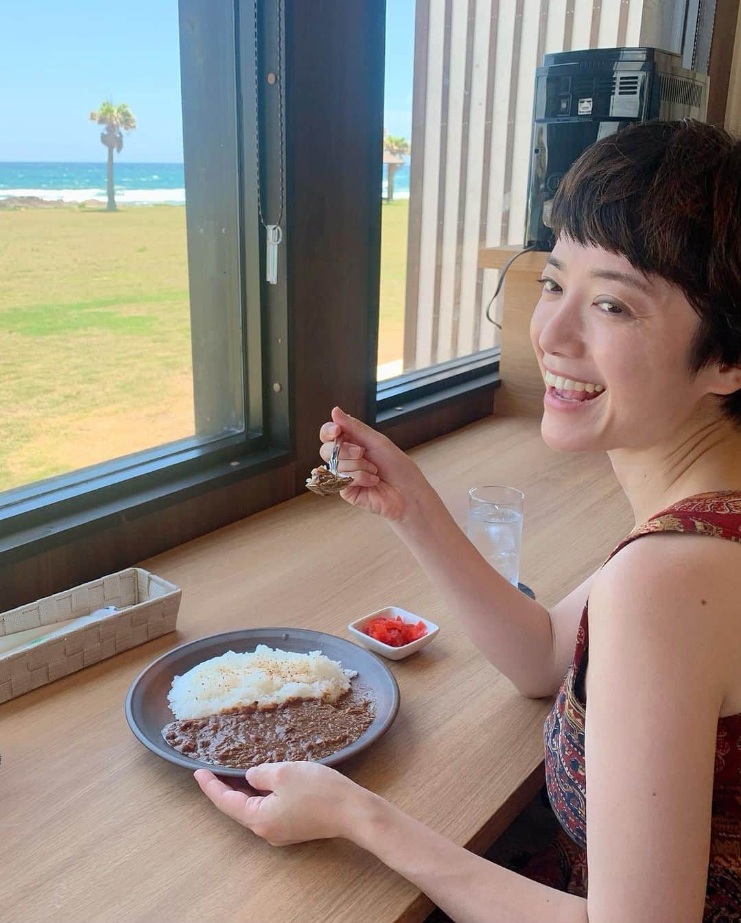 小川夏果さんのインスタグラム写真 - (小川夏果Instagram)「種子島day1。海とわたしとカレーライス。🍛 . 暑くても食べたくなるカレーって最強メシ。 種子島の海を眺めながら食べるカレーは絶品でした。時間を忘れる心地よいひととき。 カフェの店員さんはみんな移住者で種子島出身者は誰もいないんですよ〜〜〜！って。 可愛い店員さんだったなぁ。 . photo by @takuro.c.i  model @ogawanachu  #カレー #カレー好き  #カレーライス #美味しいもの大好き #スパイスカレー  #鹿児島 #種子島 #離島  #種子島グルメ #食  #海辺のカフェ #海辺でランチ  #海  #sealife #seaside #beautifulview #oceanview  #naturephoto #womenpower」8月6日 20時46分 - ogawanachu