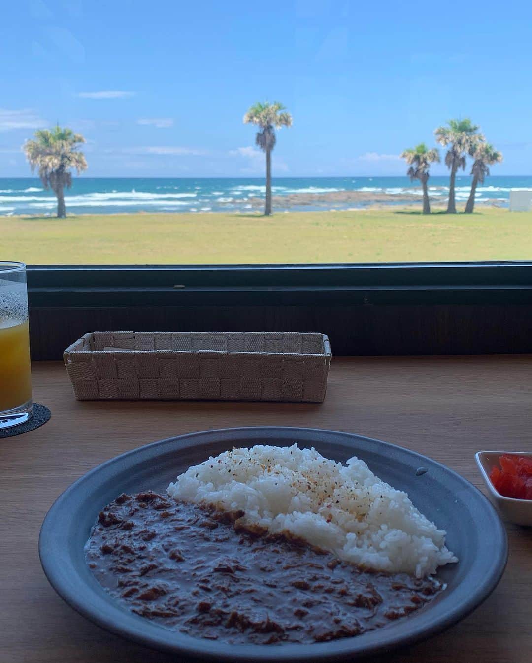 小川夏果さんのインスタグラム写真 - (小川夏果Instagram)「種子島day1。海とわたしとカレーライス。🍛 . 暑くても食べたくなるカレーって最強メシ。 種子島の海を眺めながら食べるカレーは絶品でした。時間を忘れる心地よいひととき。 カフェの店員さんはみんな移住者で種子島出身者は誰もいないんですよ〜〜〜！って。 可愛い店員さんだったなぁ。 . photo by @takuro.c.i  model @ogawanachu  #カレー #カレー好き  #カレーライス #美味しいもの大好き #スパイスカレー  #鹿児島 #種子島 #離島  #種子島グルメ #食  #海辺のカフェ #海辺でランチ  #海  #sealife #seaside #beautifulview #oceanview  #naturephoto #womenpower」8月6日 20時46分 - ogawanachu