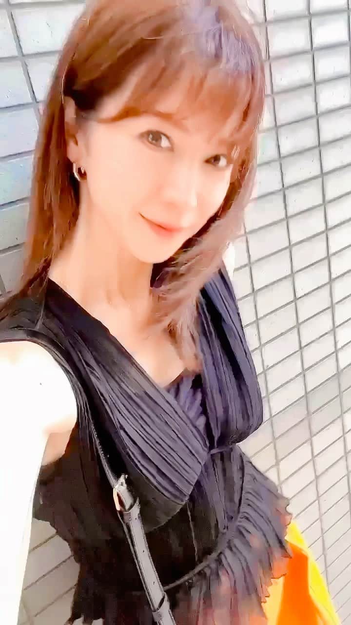 小野寺皐のインスタグラム：「今日の同級生とのフレンチランチ🍽️ コーディネート👗  去年買ったオレンジパンツは今年も活躍中🍊 トップスは先日ZARAで買ったばかり。形が可愛い😍 今度はデニムに合わせようかな🎶 サンダルはトッズで、バッグはセリーヌです♡  名古屋もだんだんと風が出てきました  台風の影響が出そうな地域にお住まいの皆様、どうかお気を付け下さい😣  #model#japanesemodel#friends#lunch#モデル#日本人モデル#名古屋モデル#東京モデル#大阪モデル#同級生#淑徳魂#オランダで頑張っている友人が帰省したので#いつもの名古屋メンバーと#本当に高校時代の友人みんな素晴らしい#尊敬できる子ばかり#ずっと繋がれてて有難い#ランチ#フレンチ#私服#ZARA#アダムエロペ#トッズ#セリーヌ」