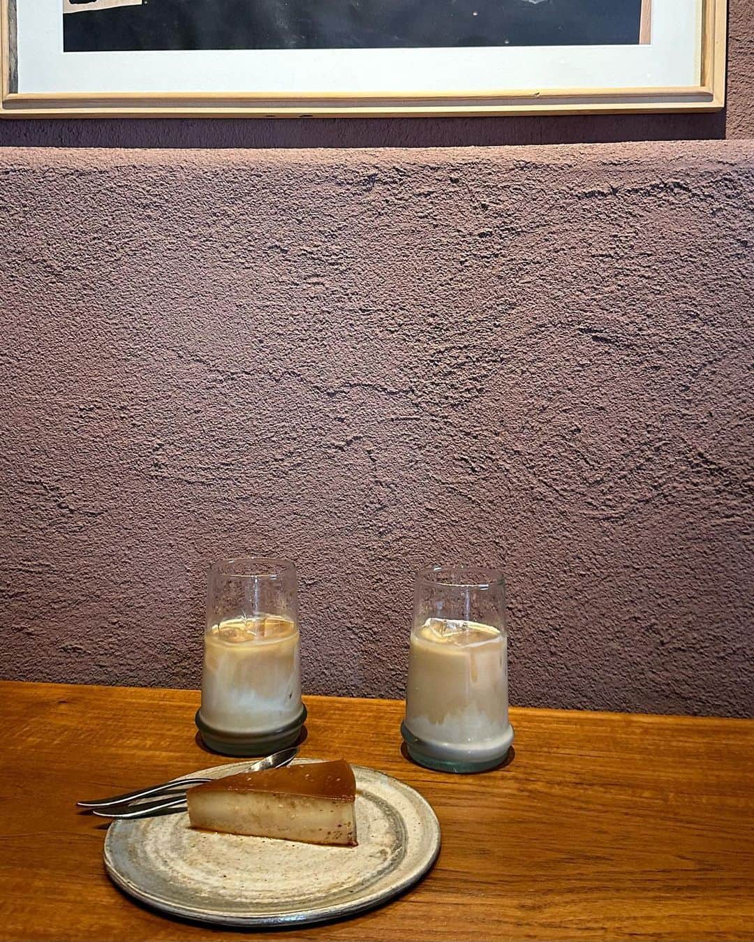 吉竹美聡さんのインスタグラム写真 - (吉竹美聡Instagram)「レトロなガラスとコーヒーブラウンのような色が可愛い🫘🧺🪿 素敵なお店で過ごした楽しい記憶🫰🏼✨」8月6日 20時56分 - misatoy
