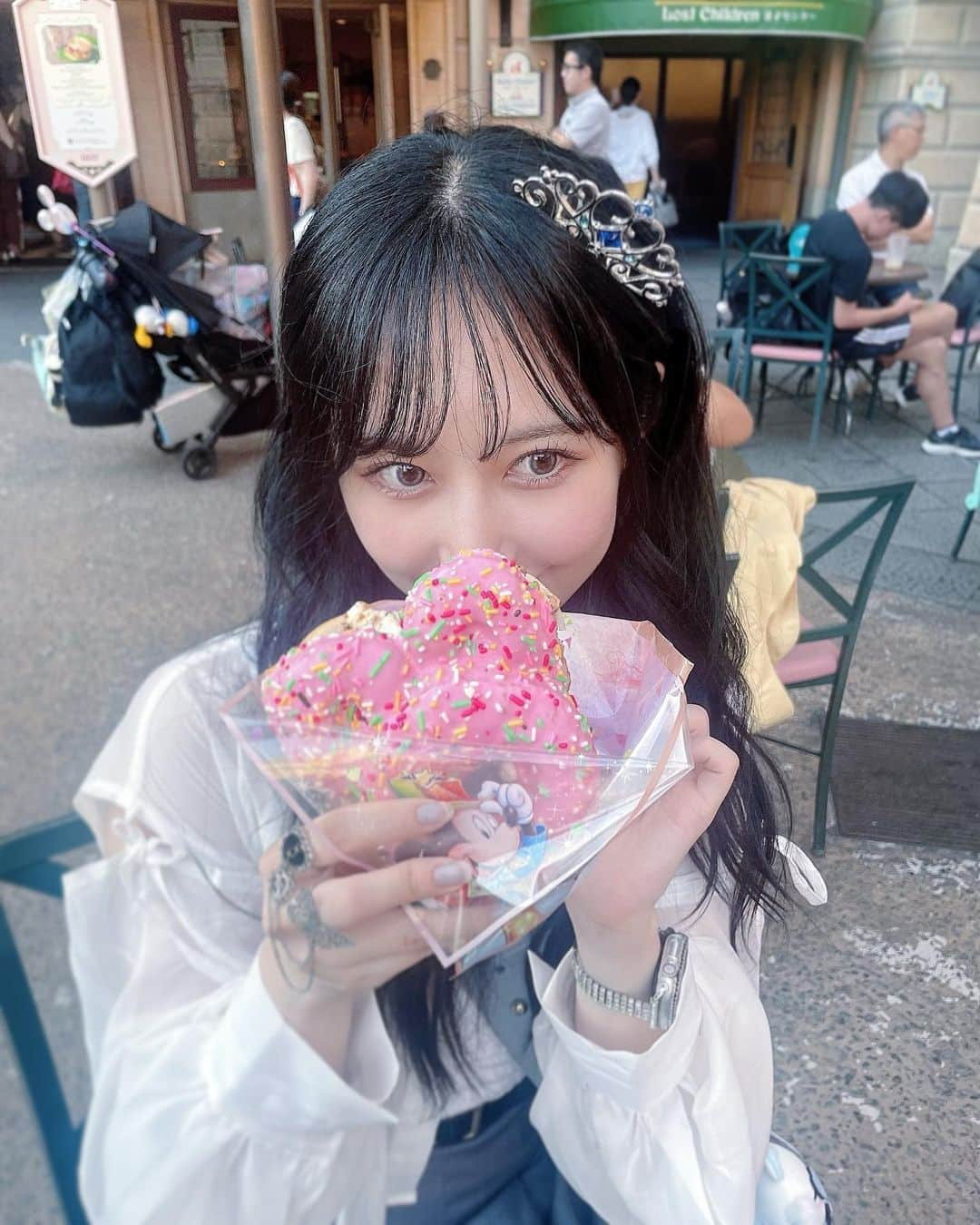 上野遥のインスタグラム：「🍩🩷 ティラミスがサンドされていましたっ！！  神🥹な4コマ🥹  #東京ディズニーシー #disney #ディズニーシー #ディズニー40周年」