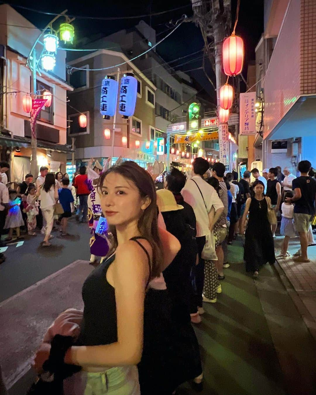 西村まどかのインスタグラム：「どこ行ってもお祭りやってて楽しい🏮 ご飯食べ行くだけの予定が、意図せずお祭りも味わえてラッキー☺︎ ㅤㅤㅤㅤㅤㅤㅤㅤㅤㅤ この夏の個人的ブームは、ファミマのカフェラテ☕️ 普段はセブン派ですが、大好きなミッションインポッシブル仕様になってて、ついついこっち買っちゃう。笑 今作３時間弱あったけど、あっという間で面白かった〜〜！ ローマで行った場所がたーくさん出てきてテンションあがりました🇮🇹 カーチェイス好き。笑 ㅤㅤㅤㅤㅤㅤㅤㅤㅤㅤㅤ  #夏の思い出」