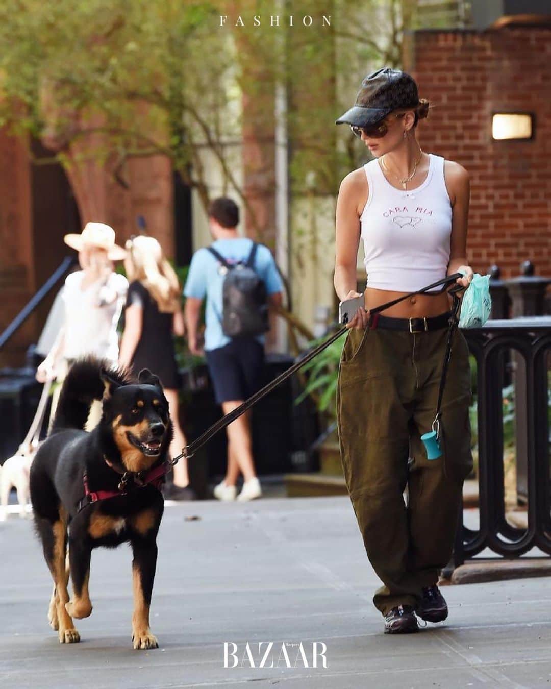Harper's BAZAAR Japanさんのインスタグラム写真 - (Harper's BAZAAR JapanInstagram)「スタイリッシュな私服でよくパパラッチされているエミリー・ラタコウスキー🖤最近では、愛犬との散歩でもおしゃれなスタイルを披露していると話題に。そんな彼女のお散歩コーデを一挙公開🐕  Photo : Getty Images  📱 『ハーパーズ バザー（@harpersbazaarjapan）』はスタイルを持つ女性をエンパワーするファッション、ビューティ、ライフスタイル情報を発信中。ぜひフォローして🤍  #emilyratajkowski #エミリーラタコウスキー #celebritystyle #海外セレブ #海外ファッション #ファッション」8月6日 20時51分 - harpersbazaarjapan